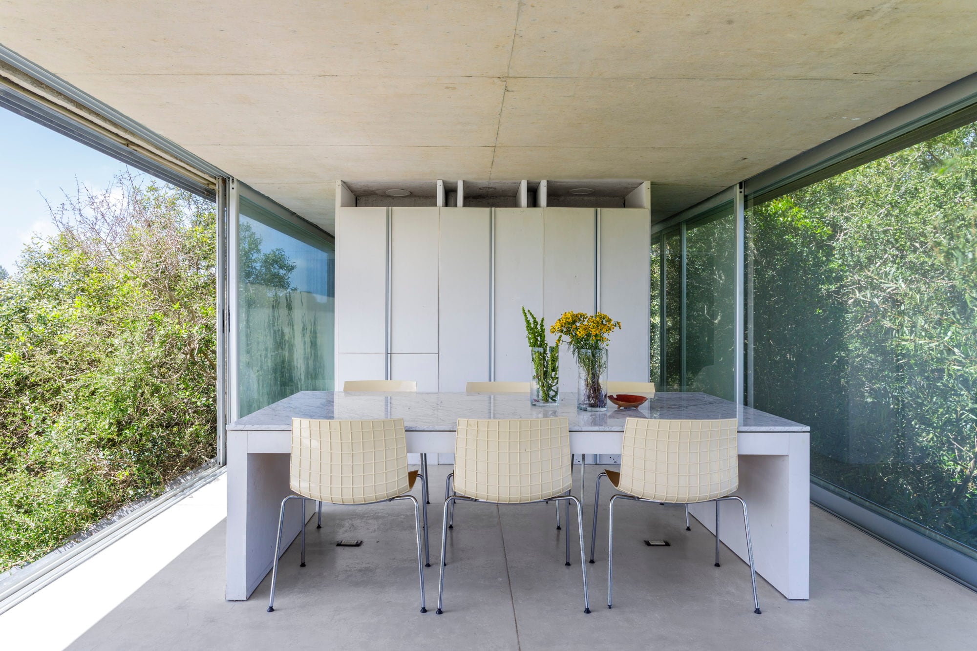 Un detalle para observar: para conservar entero el plano de la losa, las luces se alojaron en los nichos sobre los muebles