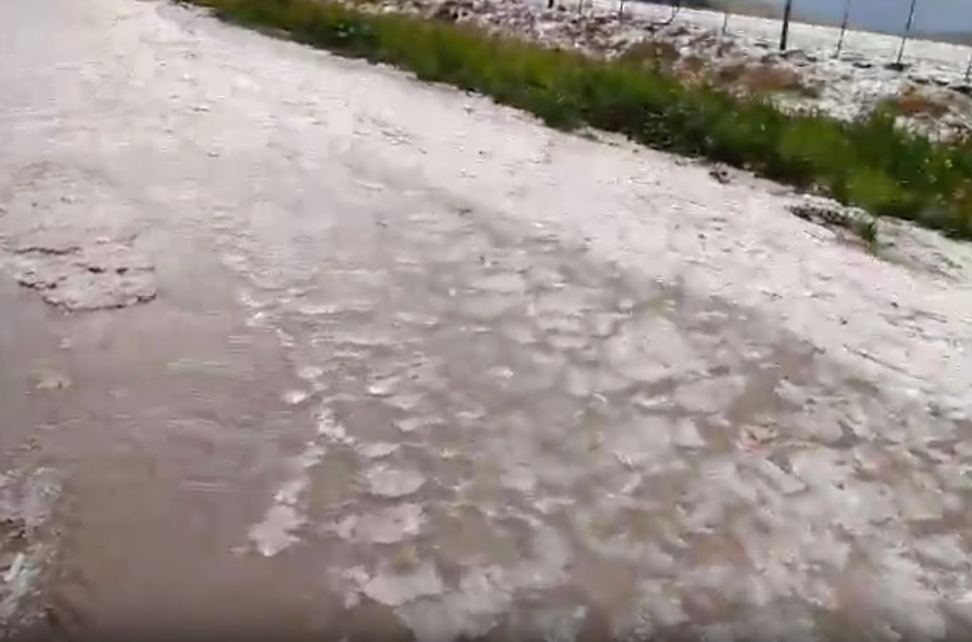 Una violenta tormenta con granizo sorprendió en una región golpeada por otro fenómeno: la falta de sol