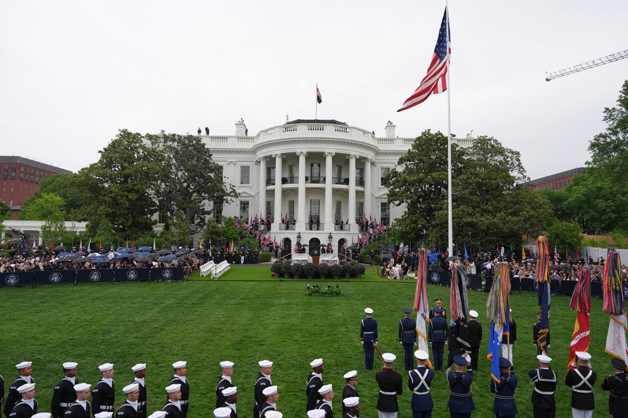 Preparativos en la Casa Blanca antes de la recepción de Donald Trump para el rey Carlos III, en Washington.