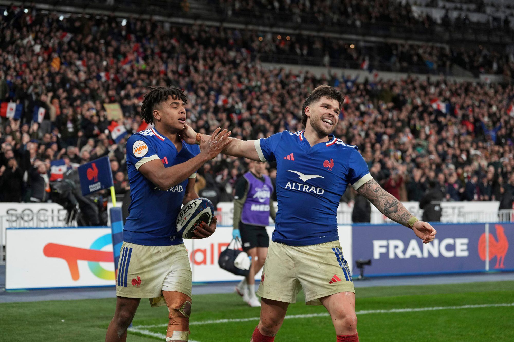 Theo Attissogbe y Matthieu Jalibert quieren seguir en el Seis Naciones frente a Gales la estela ganadora que Francia mantuvo frente a Irlanda.