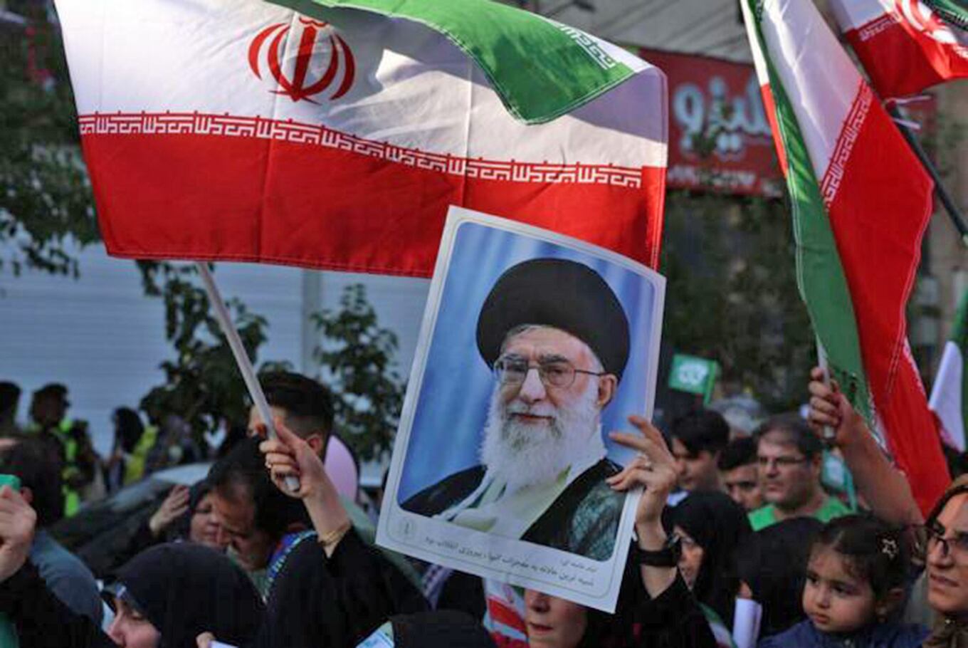 Benjamín Netanyahu dice que de los ataques militares de Israel podría provocar un cambio de régimen en Irán.