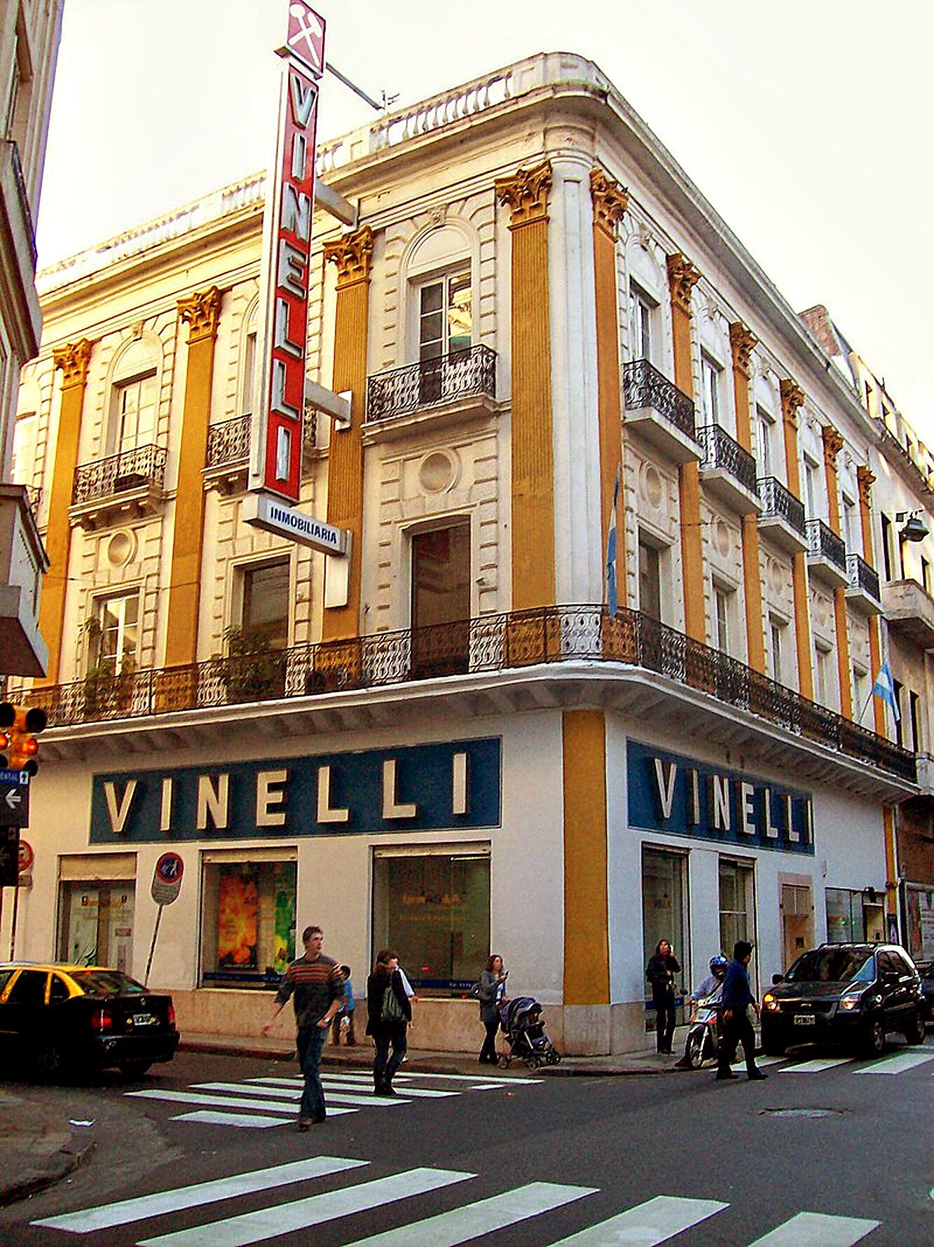 El palacio, en una esquina emblemática del barrio de Monserrat