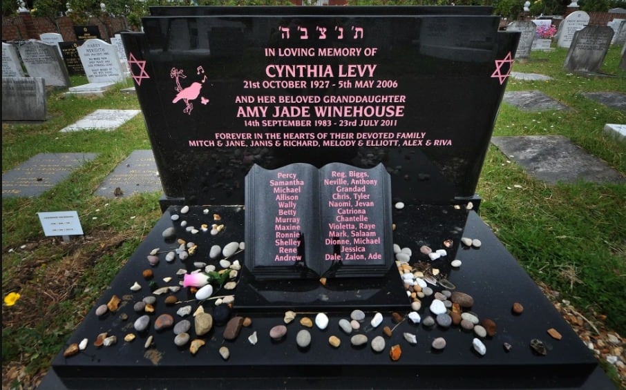 La lápida de Amy Winehouse en el cementerio judío de Edgwarebury, en Londres.
Jim Dyson (Getty Images)
