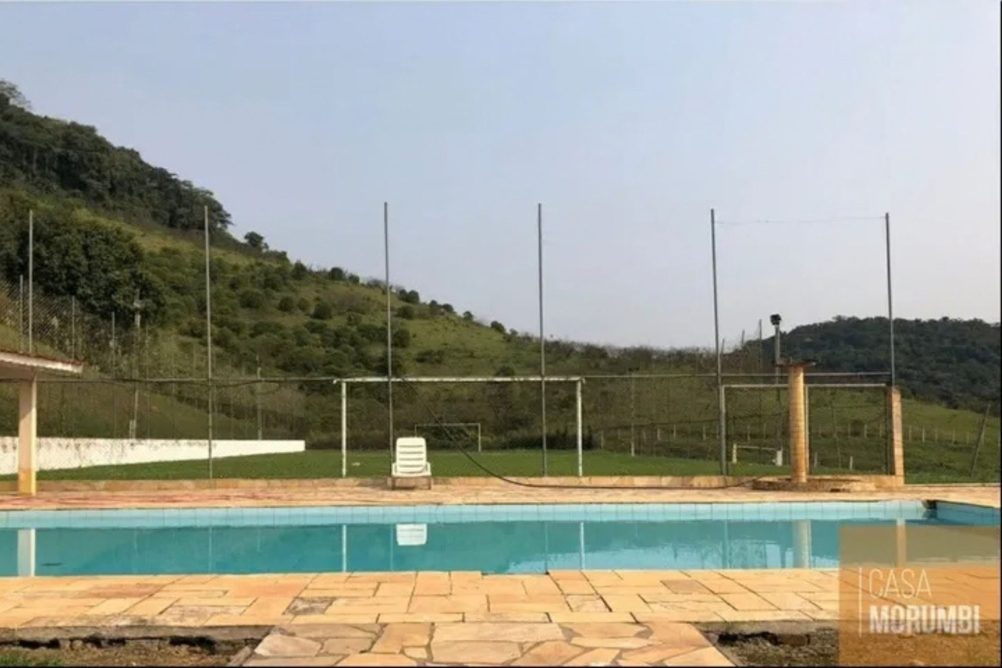El campo de Pelé estaba integrado con una cancha para jugar al fútbol, justo al lado de la pileta