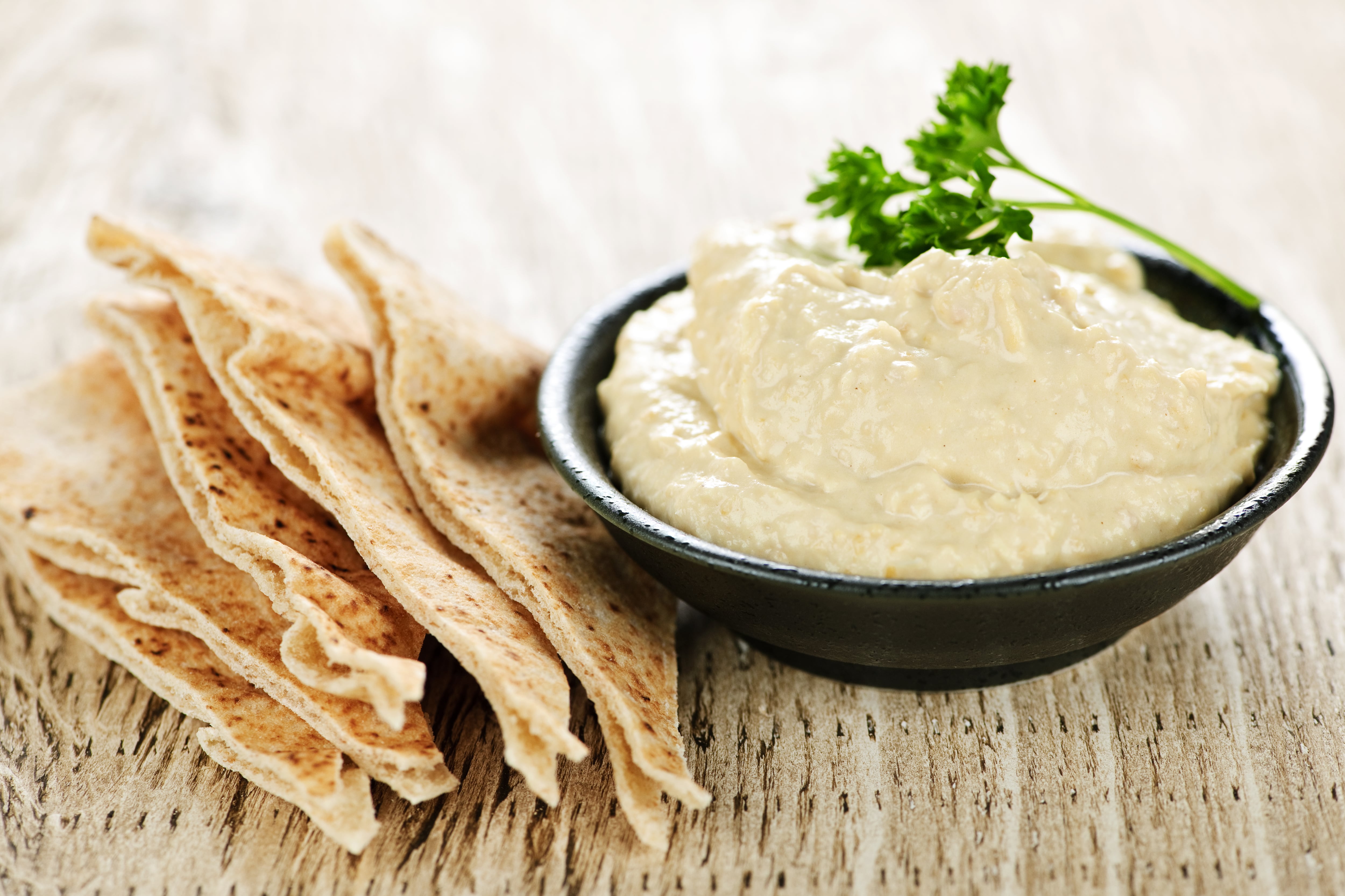 El hummus es una salsa con base de garbanzos y comúnmente puede añadirse ajo y especias