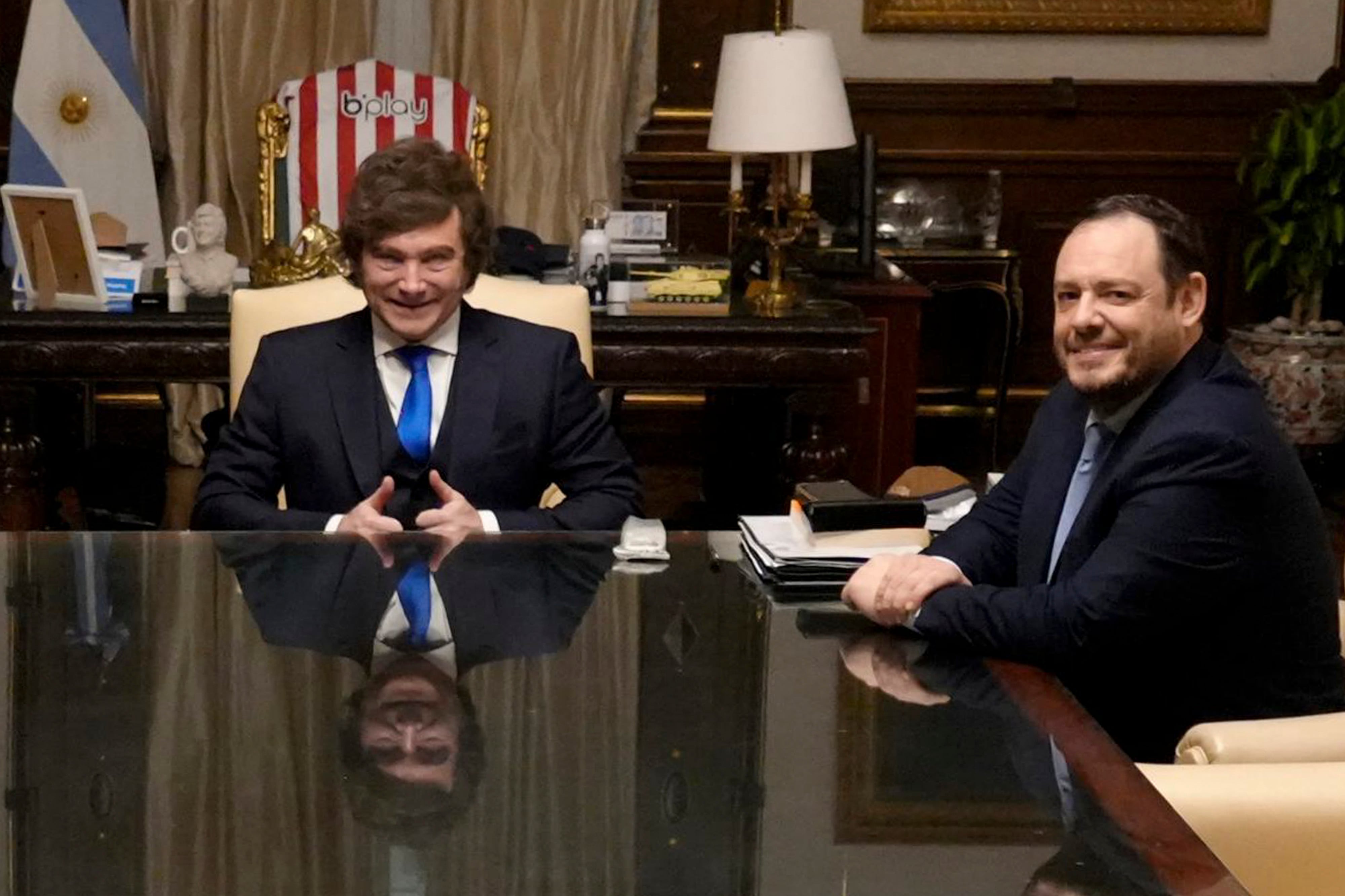 Javier Milei junto a Demian Reidel en su despacho de presidencia de Casa Rosada.