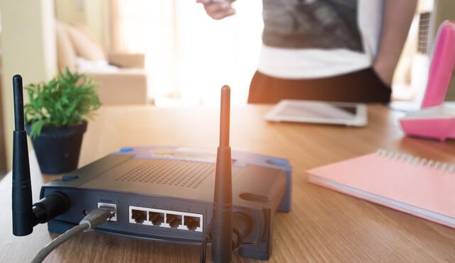 La señal de WiFi puede verse afectada por la distancia, los obstáculos y las interferencias en sus frecuencias, como la arquitectura de la casa, los materiales de construcción o los dispositivos electrónicos