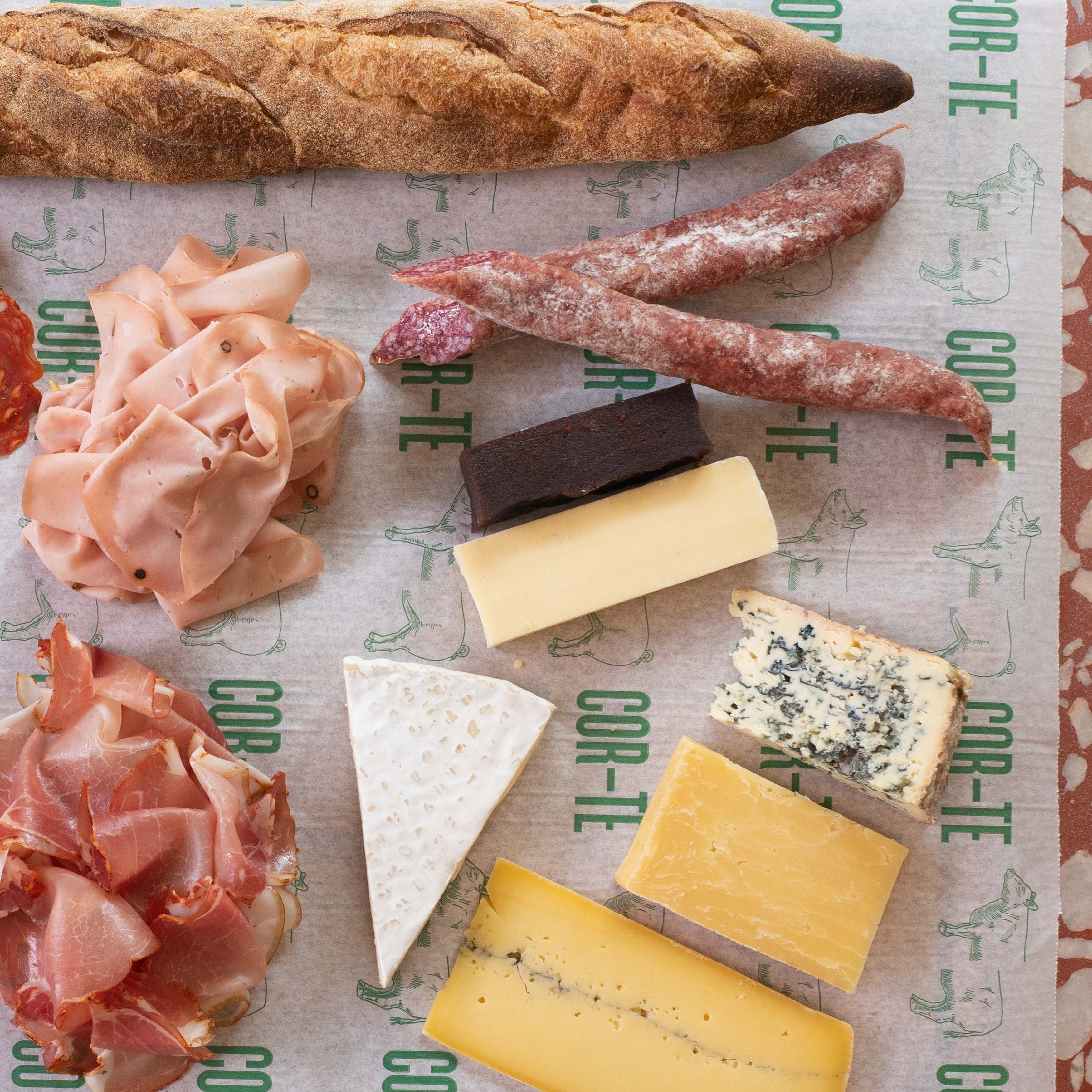 Dónde conseguir embutidos y quesos de primera en Buenos Aires 14 Los quesos (duro curado de cabra, blue couly, criollo y morbier) y embutidos artesanales (bondiolón con cuero Duroc, Lonza Duroc, Fuet y mortadela con pistacho) listos para llevar con pan recién horneado