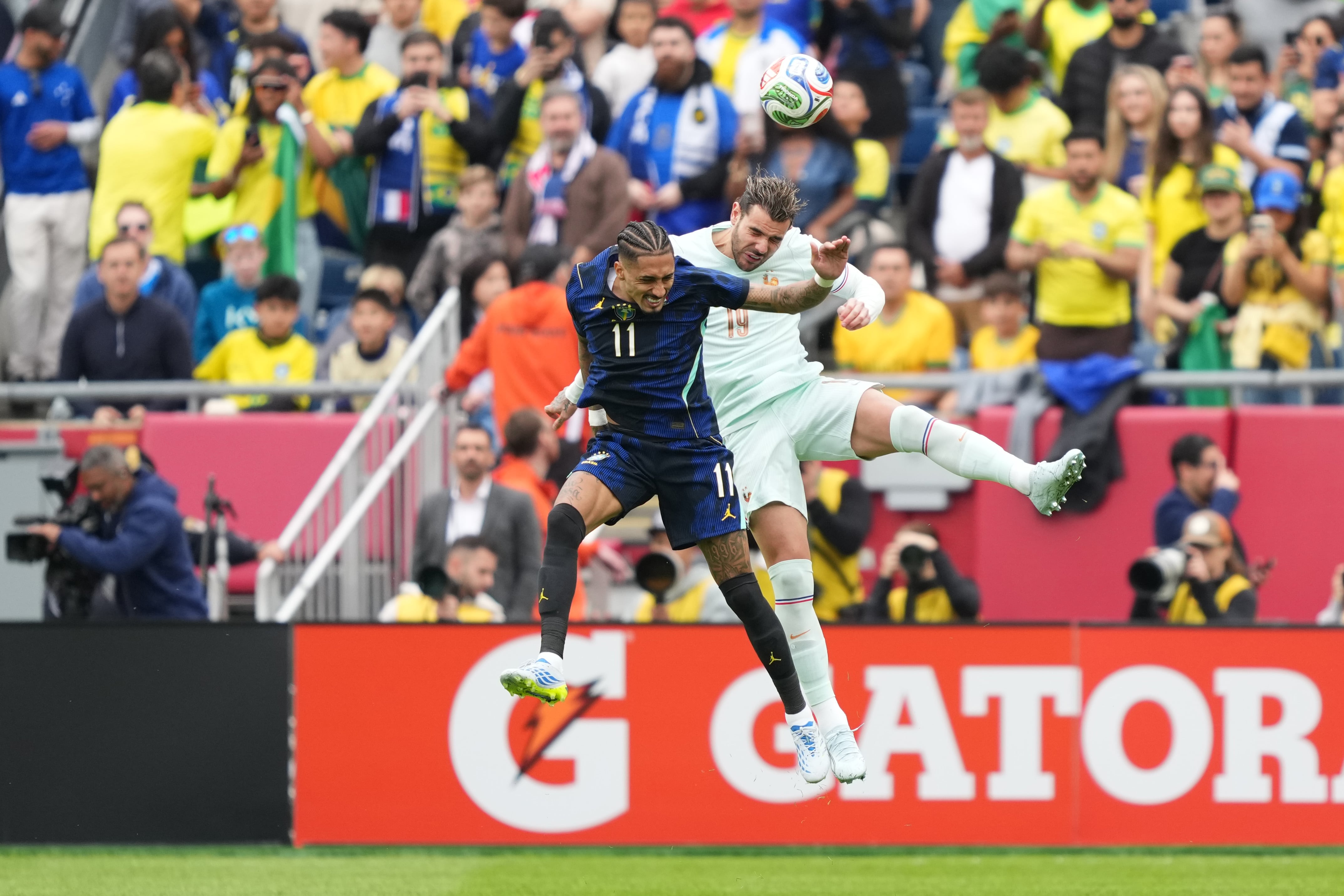 Raphinha, de Brasil, lucha con Theo Hernandez