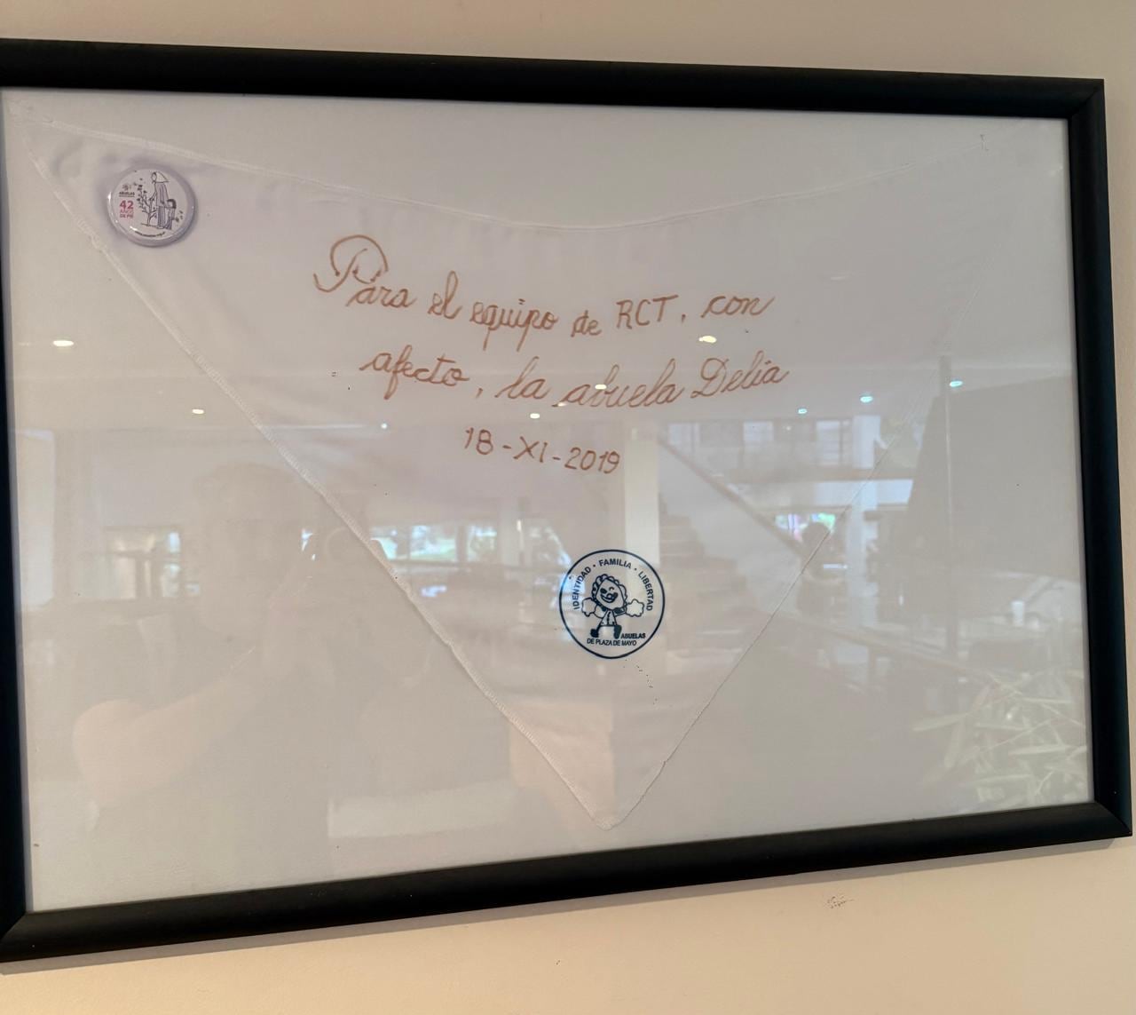 Pañuelo blanco de las abuelas de plaza de mayo exhibido en RCT