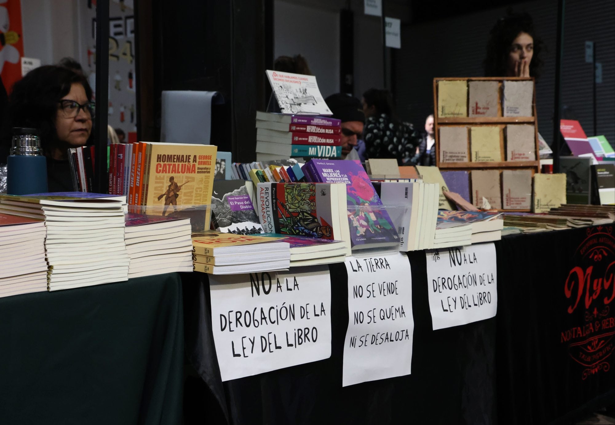 En varios stands se rechaza la derogación de la ley 25.542 que impulsa el Gobierno