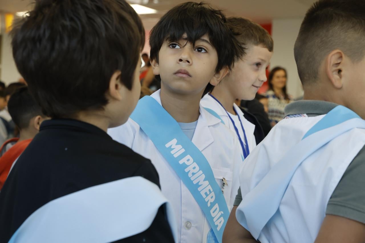 Un alumno de primer grado con la banda celeste de “Mi primer día” durante el acto de inicio del ciclo lectivo 2026 en la Ciudad de Buenos Aires