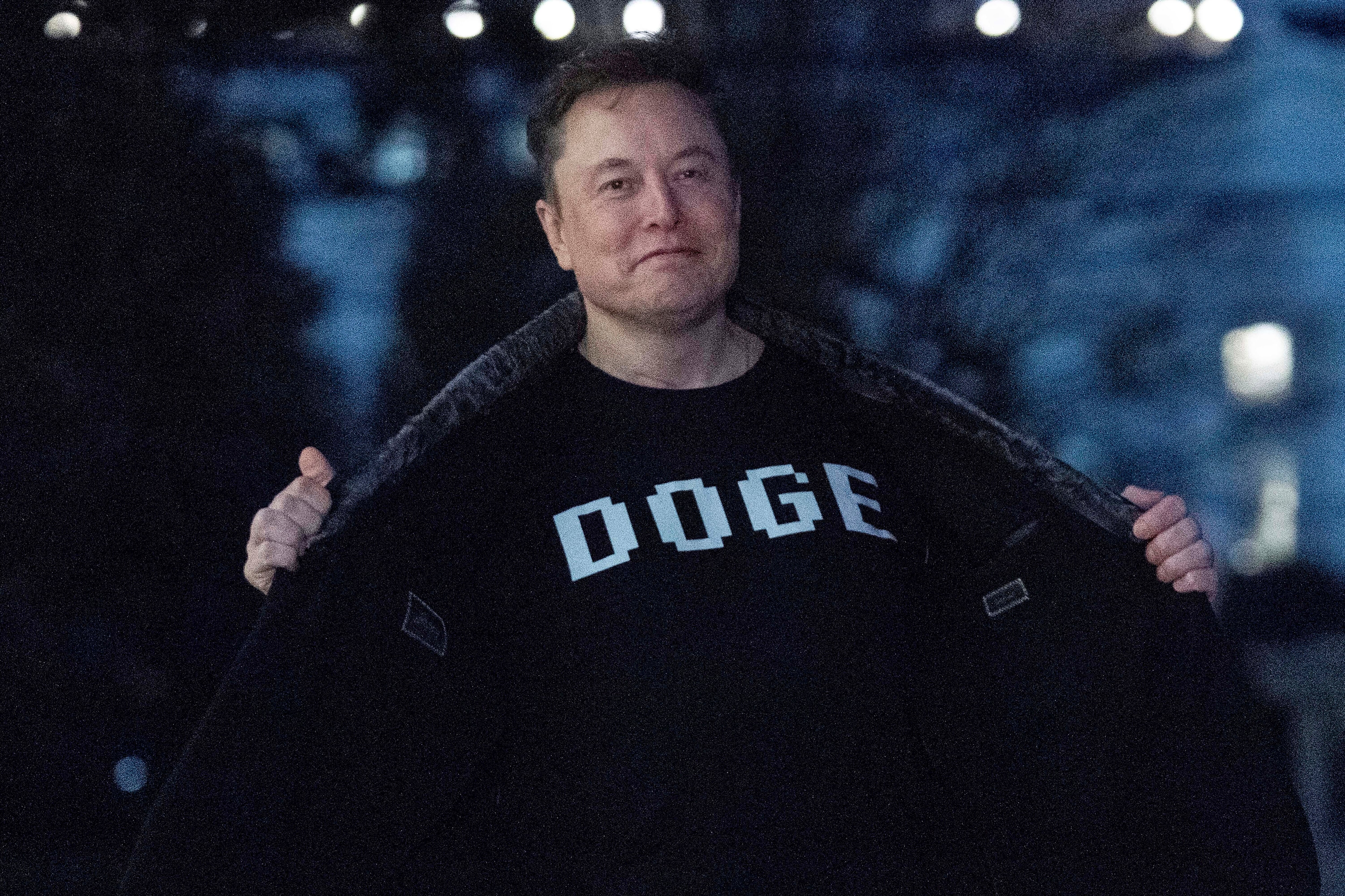 Durante un foro en Qatar, Musk insistió en que su rol es solo consultivo y que no puede imponer medidas al gobierno