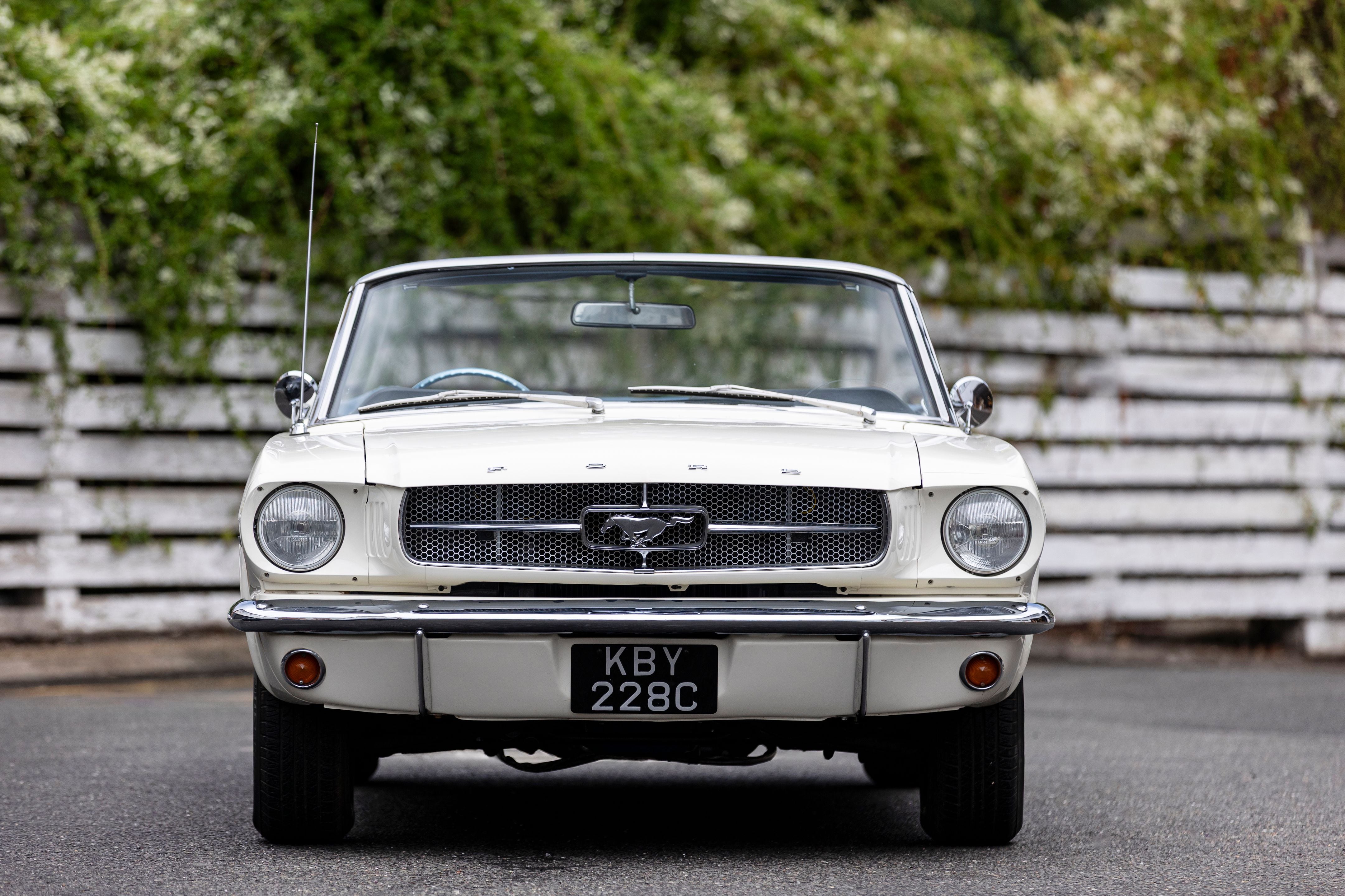 El actor compró el convertible de 1965 pintado en blanco marfil