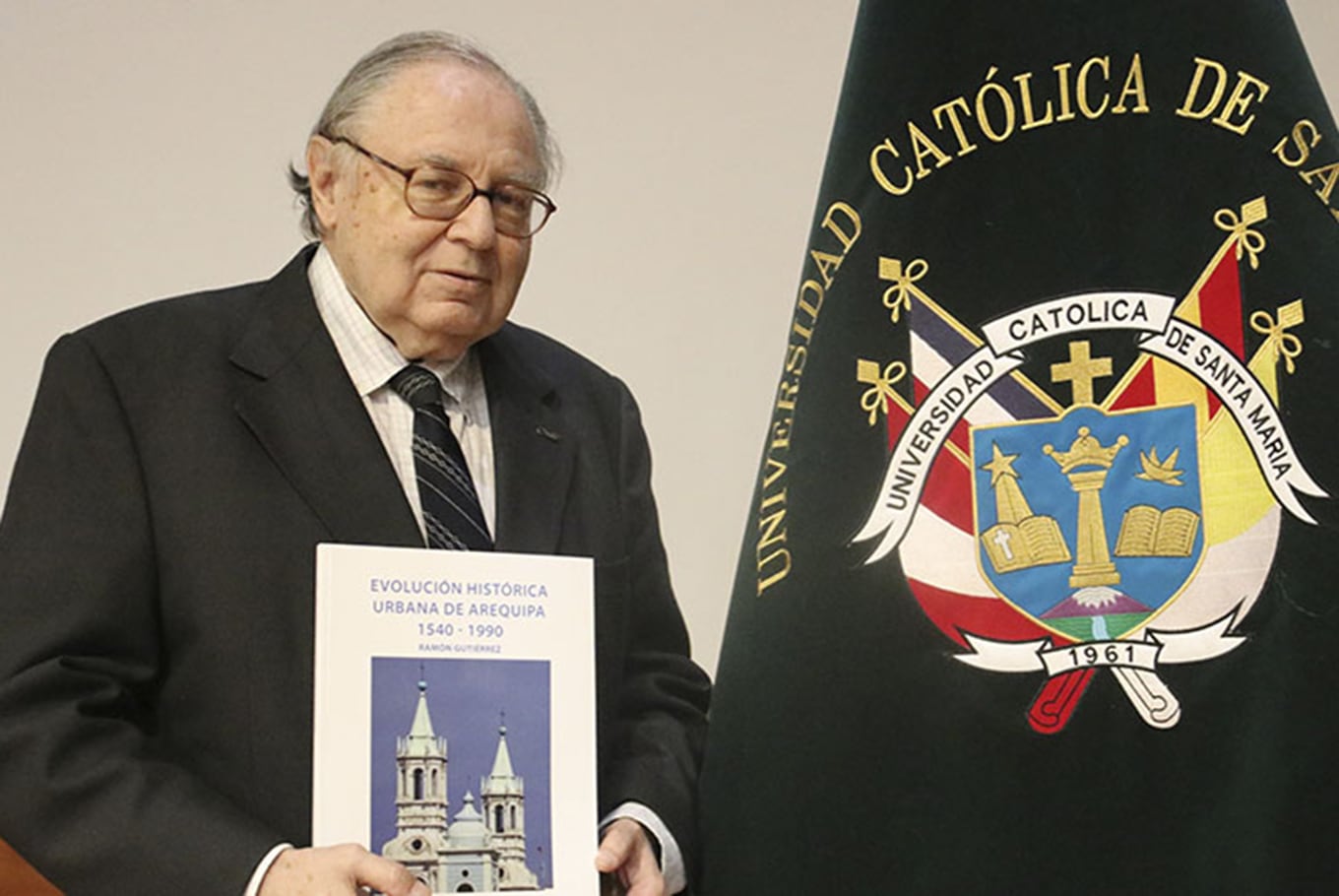 Ramón Gutiérrez con un ejemplar de uno de sus libros,
