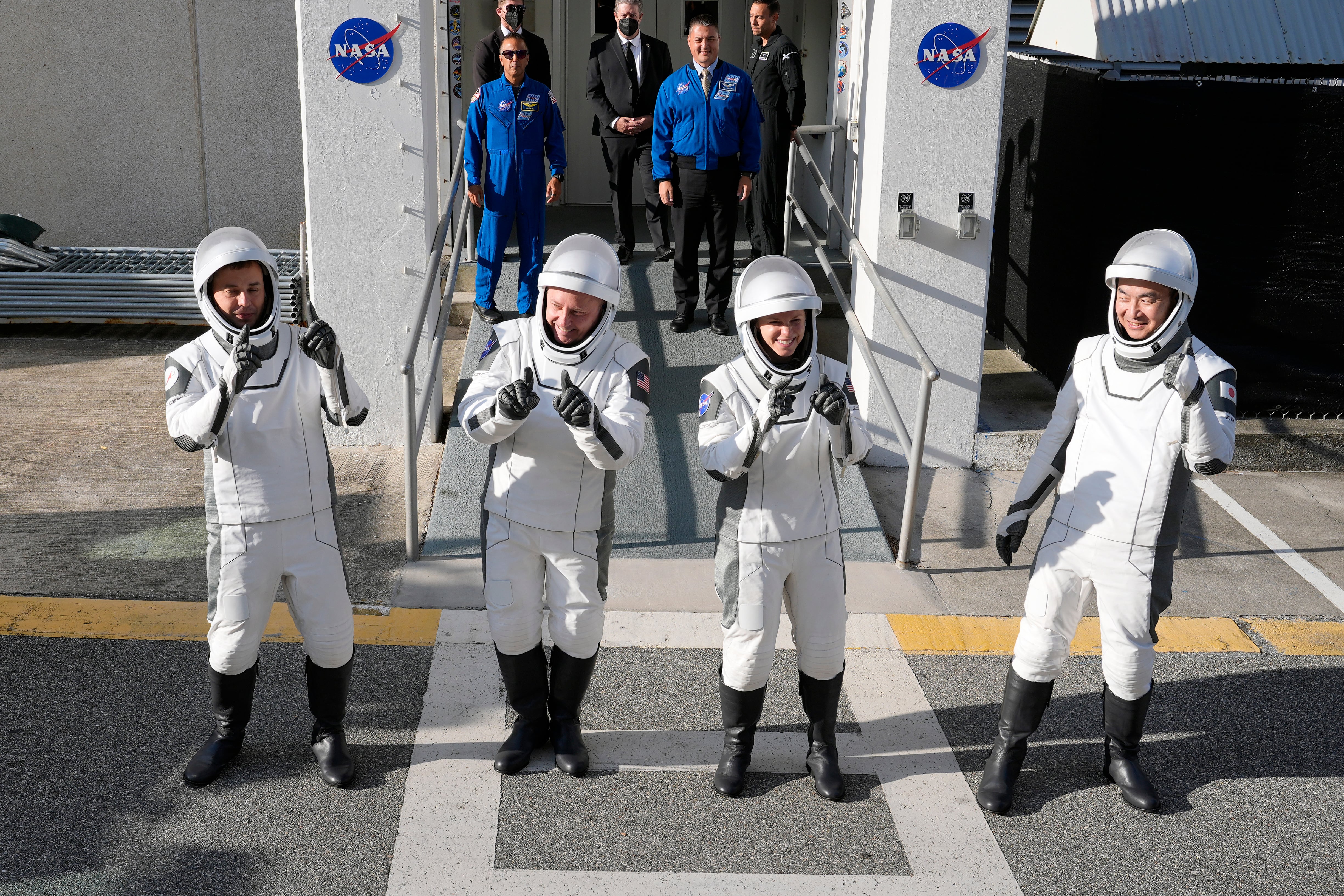 Los astronautas Oleg Platonov, Mike Fincke y Zena Cardman y Kimiya Yui posan para una foto en Cabo Cañaveral, Florida