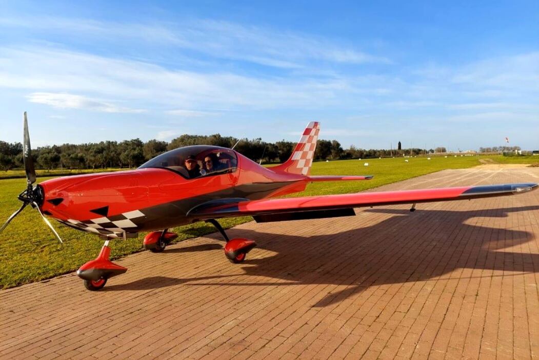 La avioneta siniestrada era un ultraliviano biplaza fabricado por la empresa italiana Aerospace