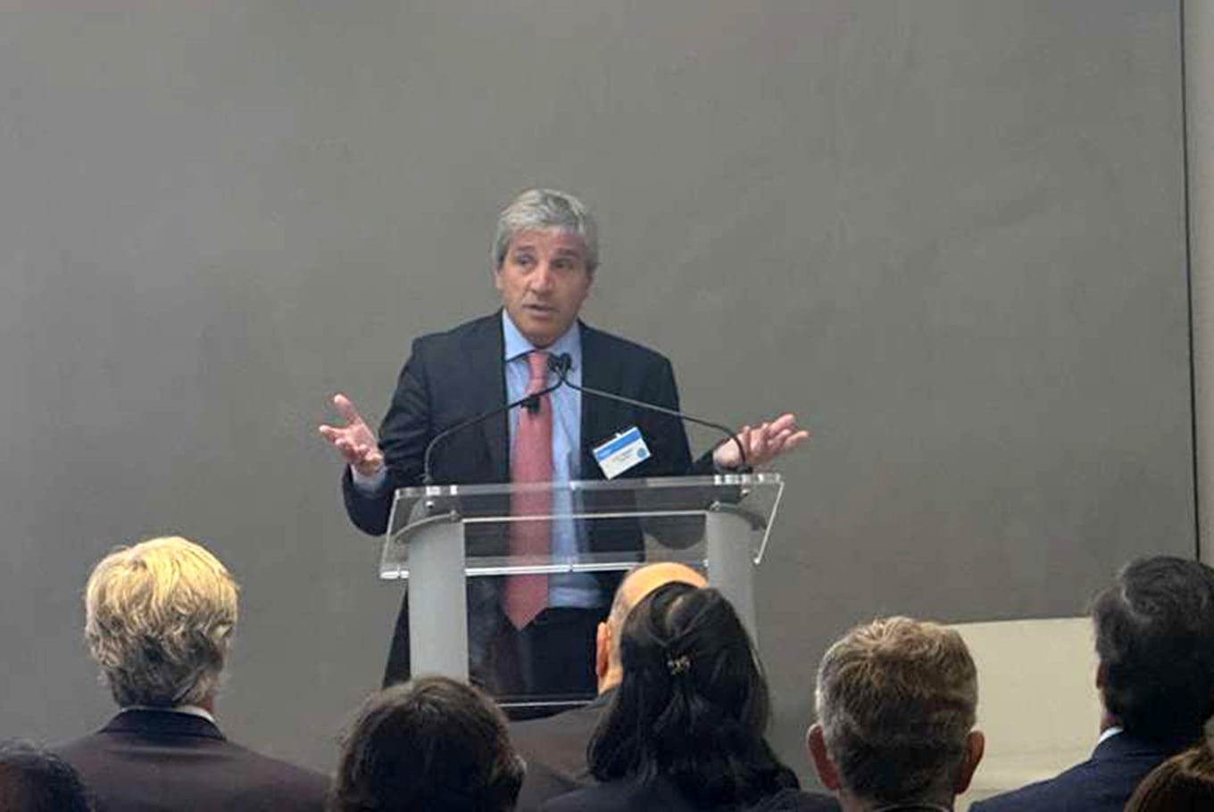 Tras las críticas de Milei, Caputo expone sobre el plan económico ante ejecutivos e inversores en la “Argentina Week”