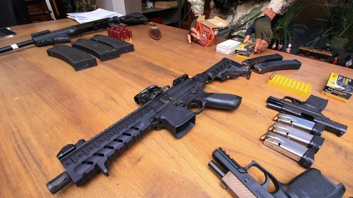 Fusiles encontrados en allanamientos a propiedades de Diego Dirisio