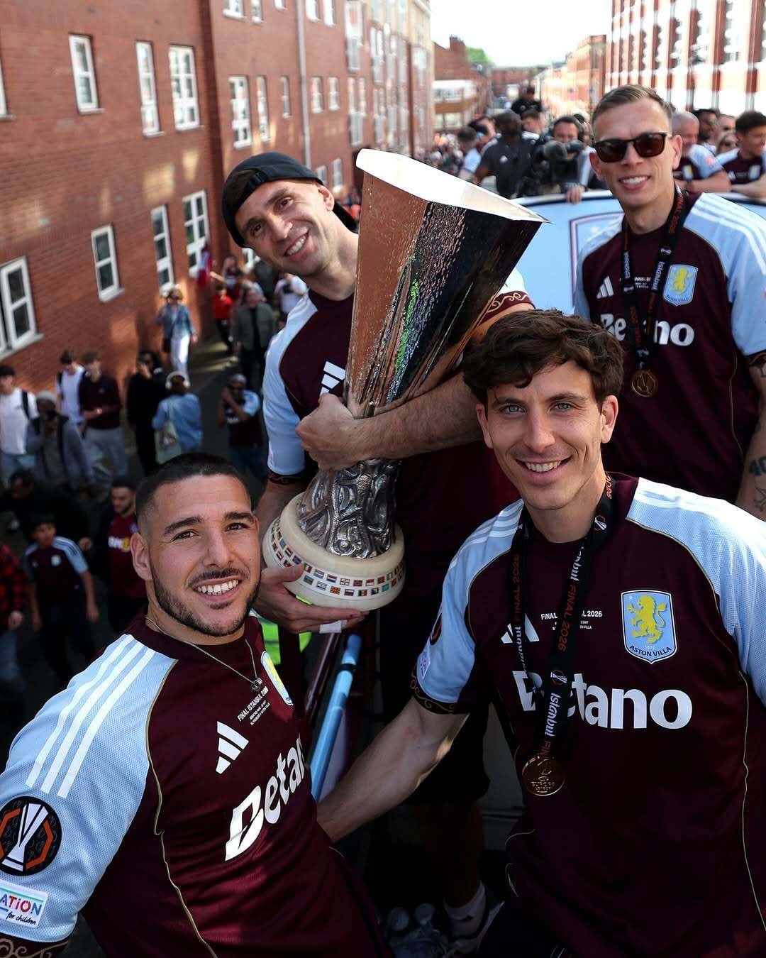 Emiliano Martínez, durante los festejos de Aston Villa por la conquista de la Europa League, con el dedo anular derecho inmovilizado