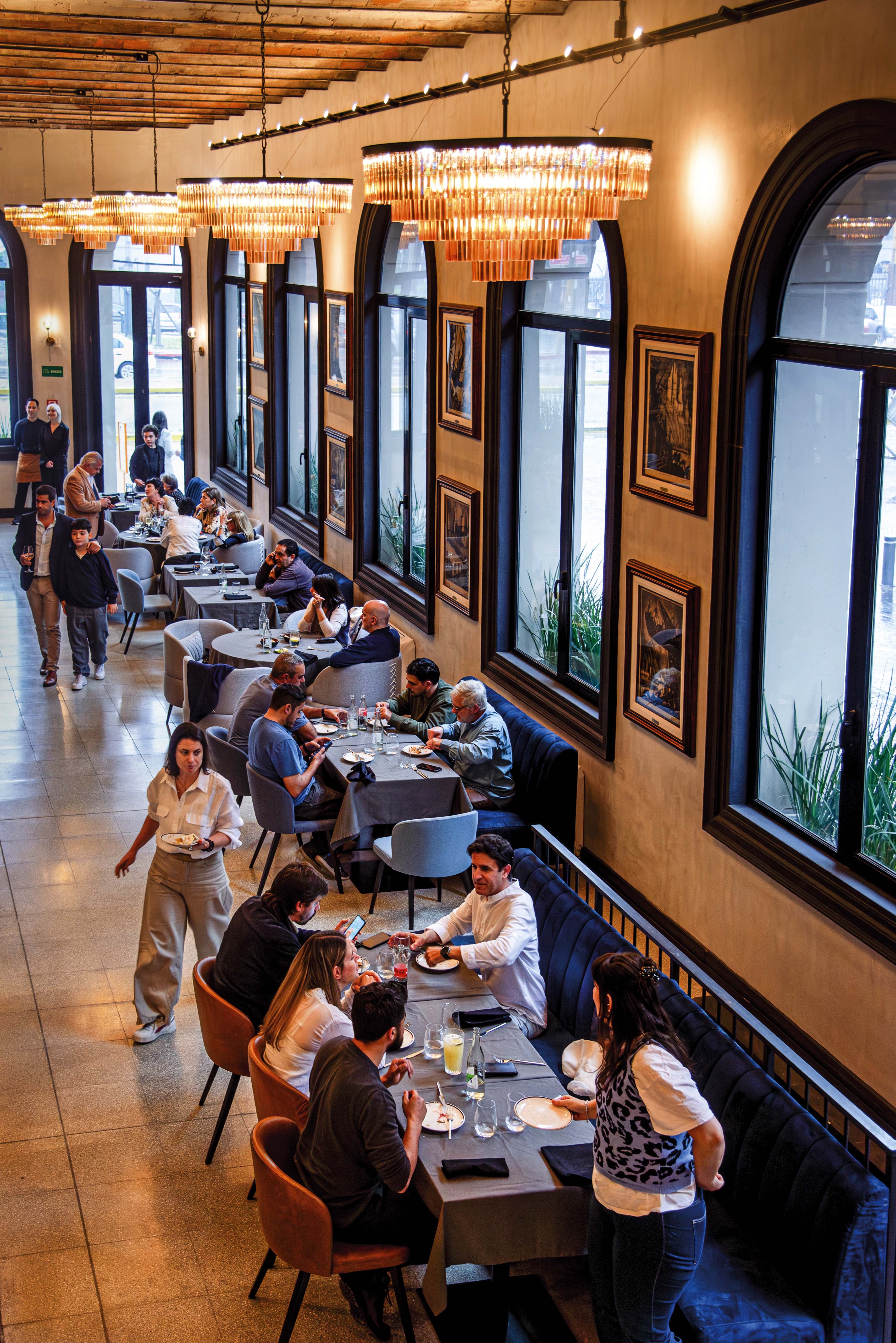 Gran salón con doble altura e importantes luminarias