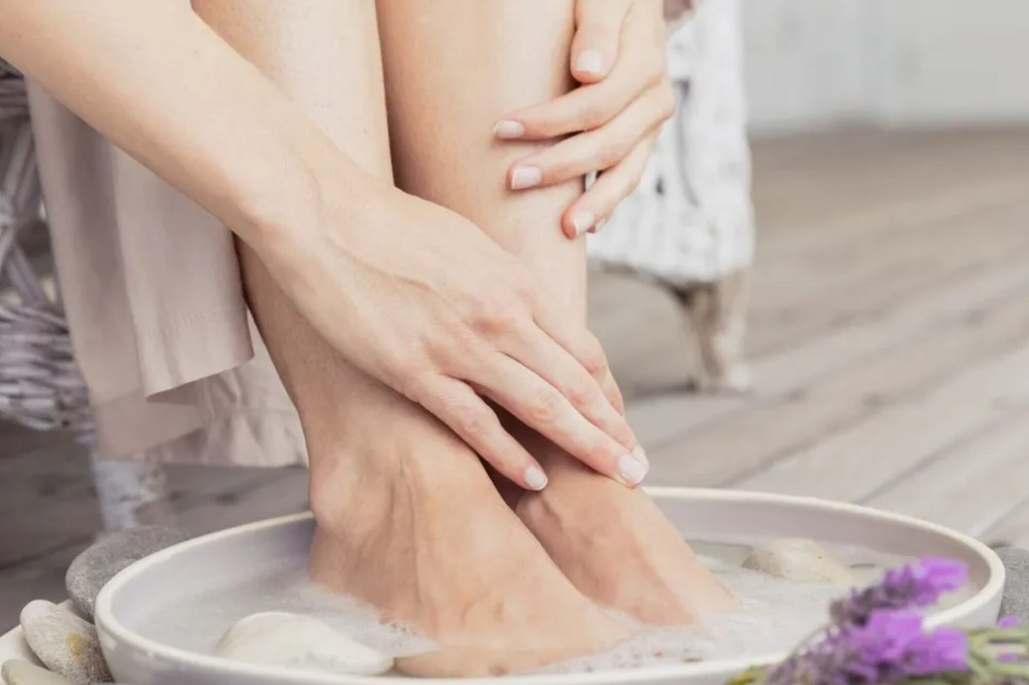 Cómo cuidar y lavar los pies con vinagre de manzana: por qué se recomienda hacerlo de noche