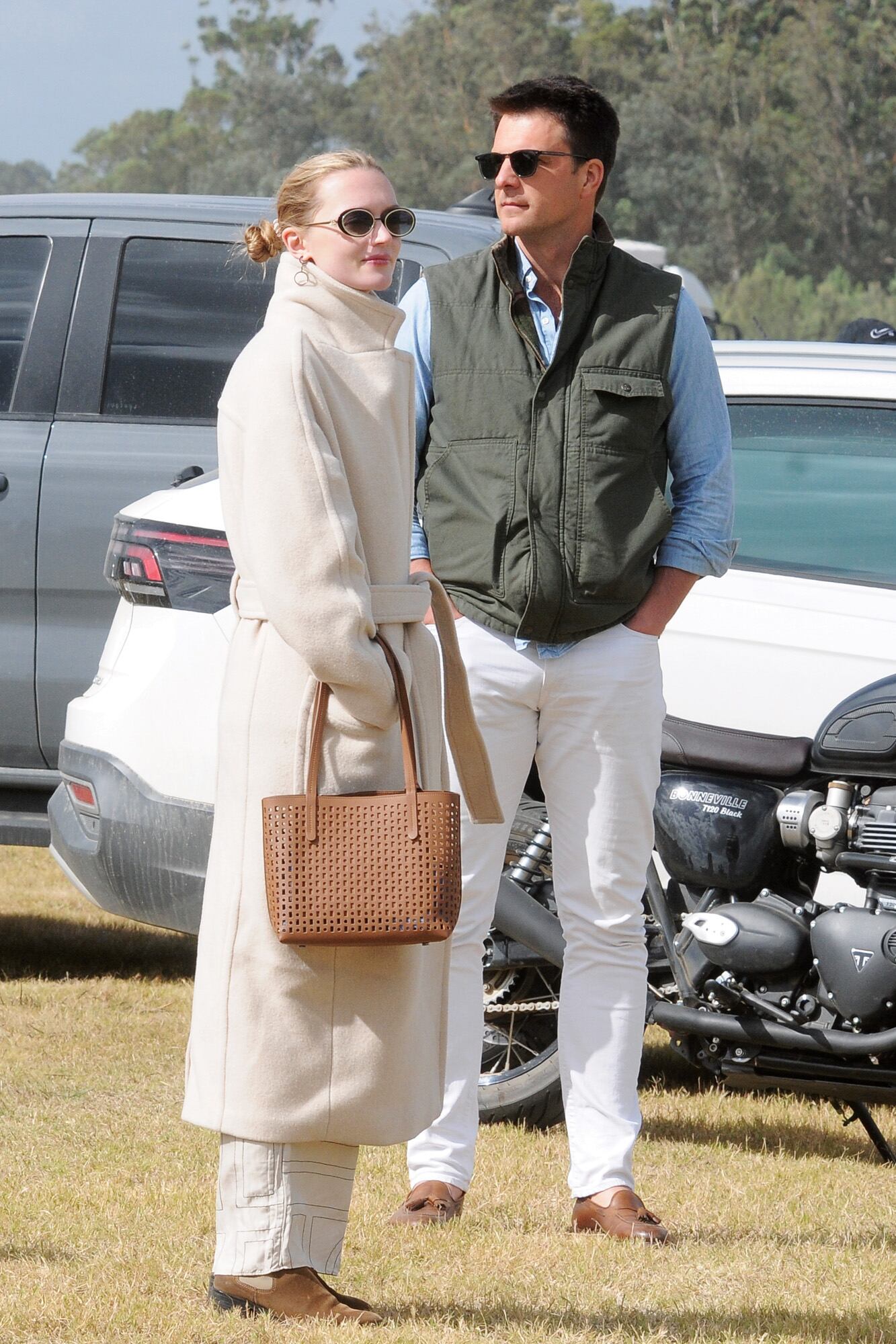 Anna Seidel acertó con un tapado de paño, pantalones barrel y mocasines de gamuza. La acompañó Alex Juska que, como ella, también es coleccionista de arte