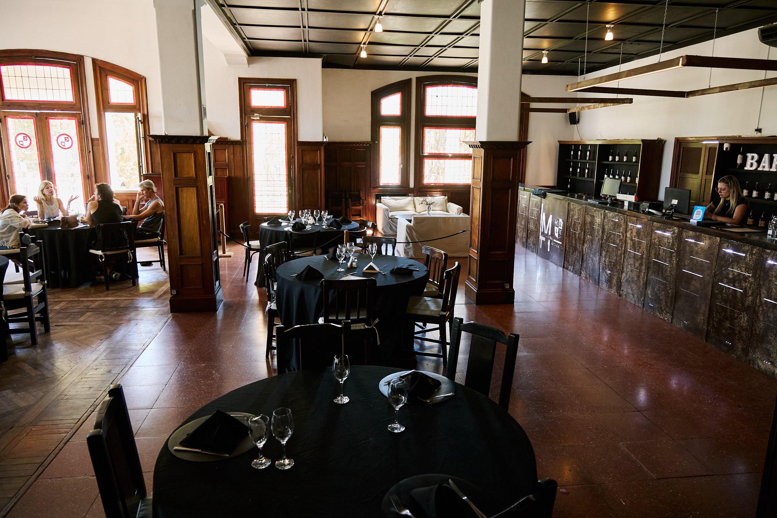 El edificio social fue pensado con una lógica clara: separar lo social de lo deportivo y abrir todo lo posible la vista al río Luján