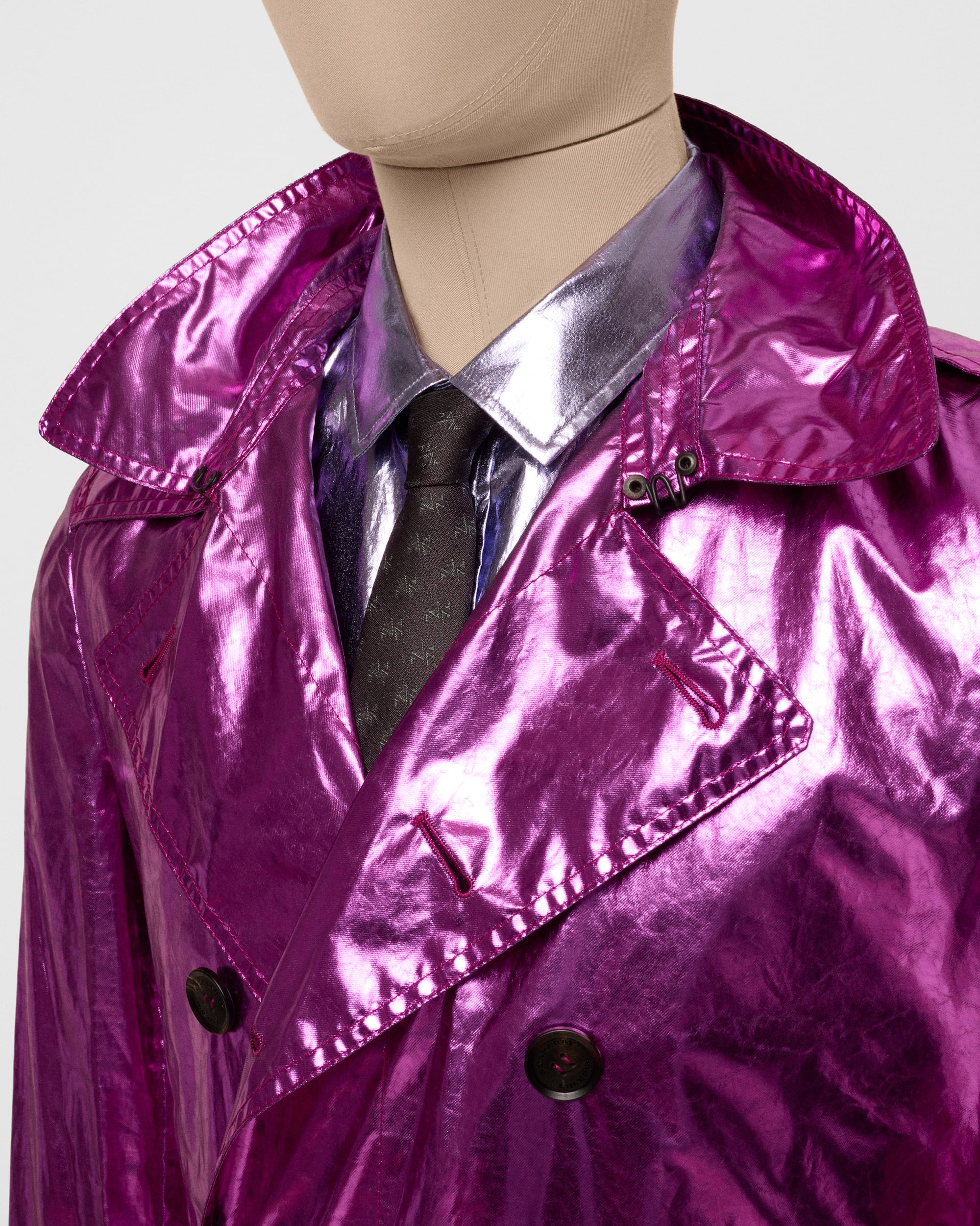 Gabardina metalizada de seda para hombre, de la colección primavera-verano 2013