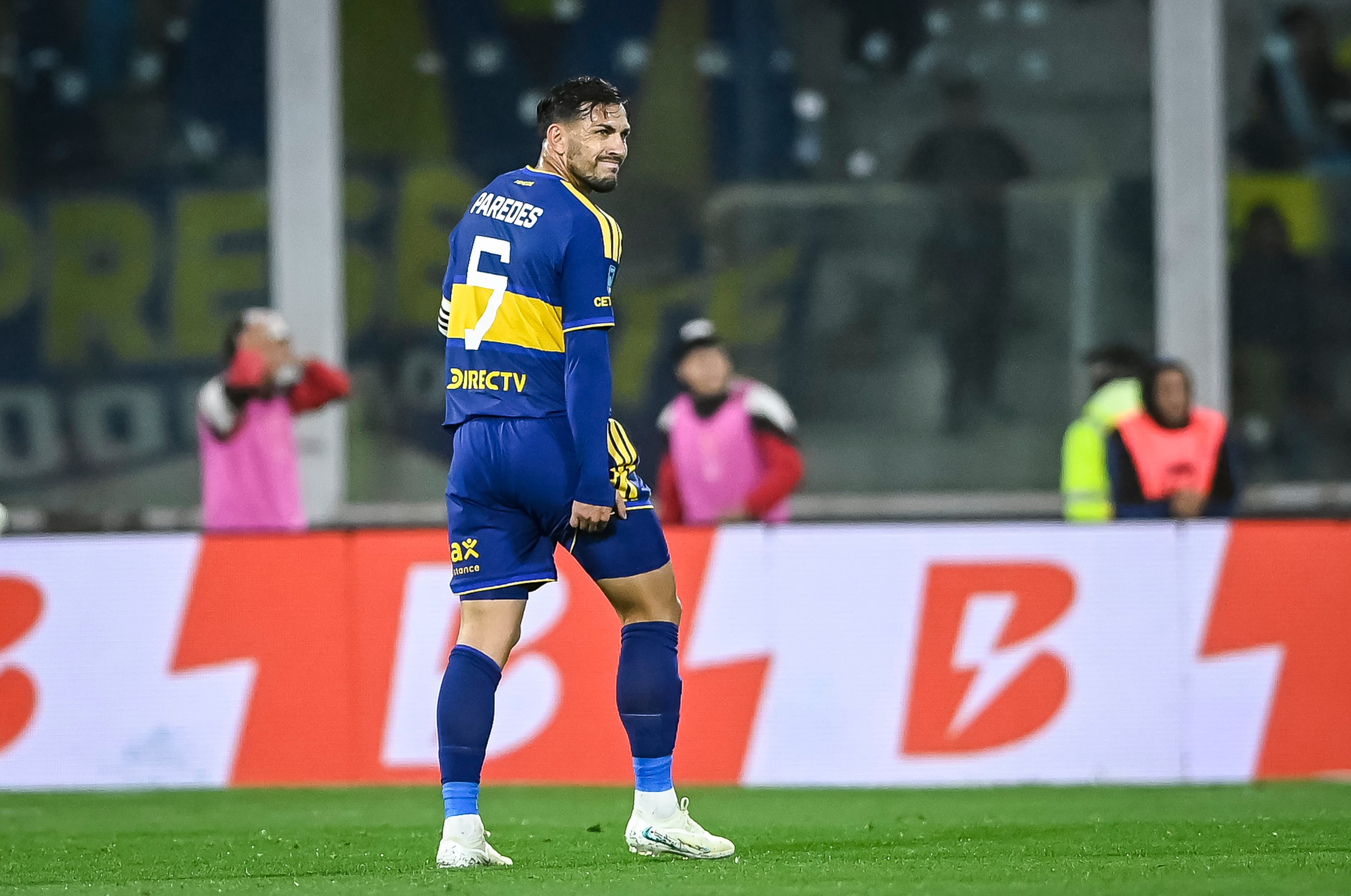 El gesto de dolor de Leandro Paredes en el partido de Boca ante Instituto, en el Estadio Mario Alberto Kempes.