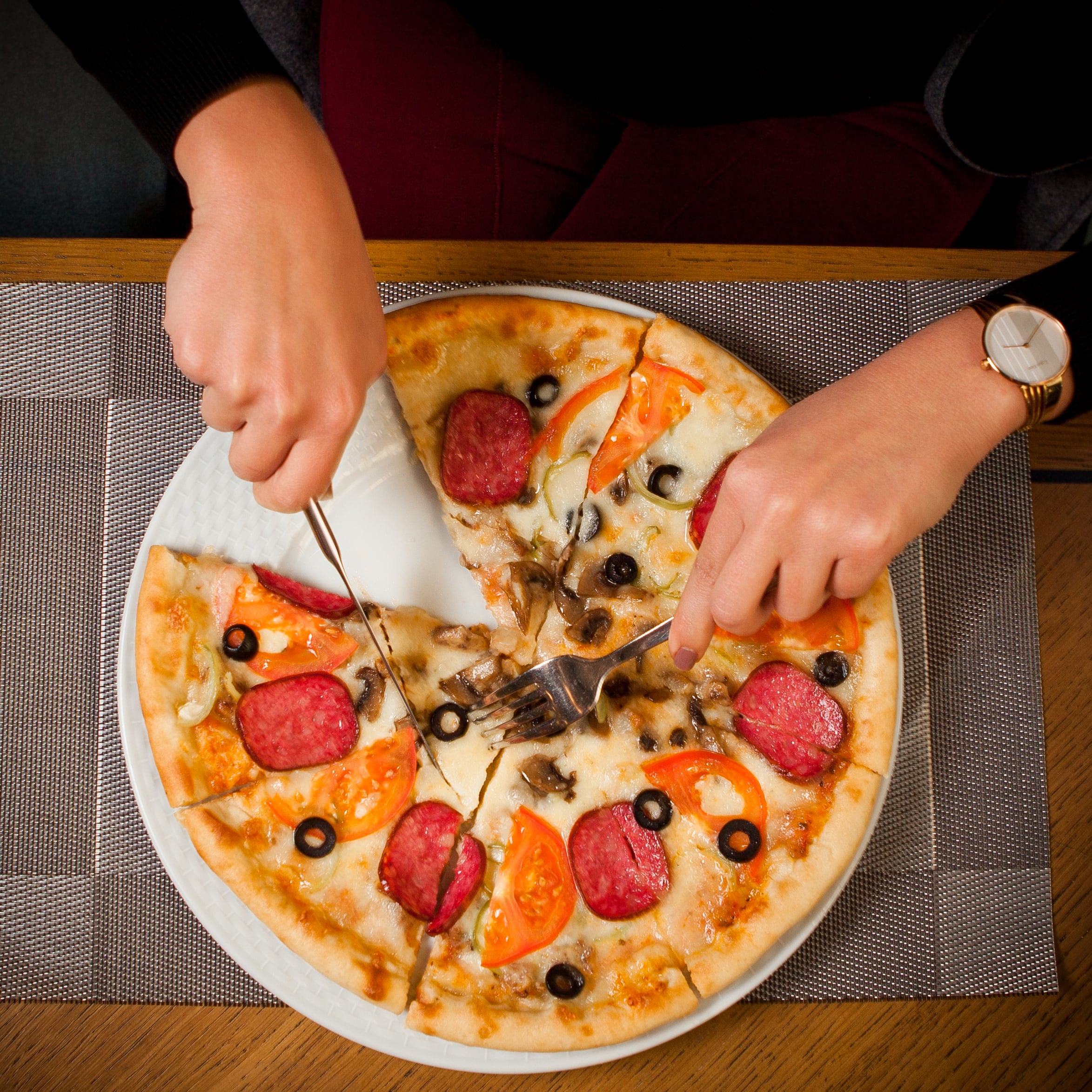 Elegir los cubiertos para comer pizza habla de una personalidad estructurada (Foto: Freepik)