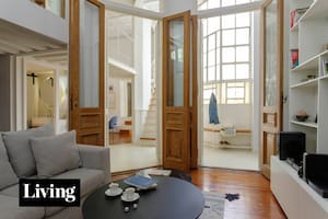 Un departamento centenario se convirtió en loft minimalista sin perder su encanto de época