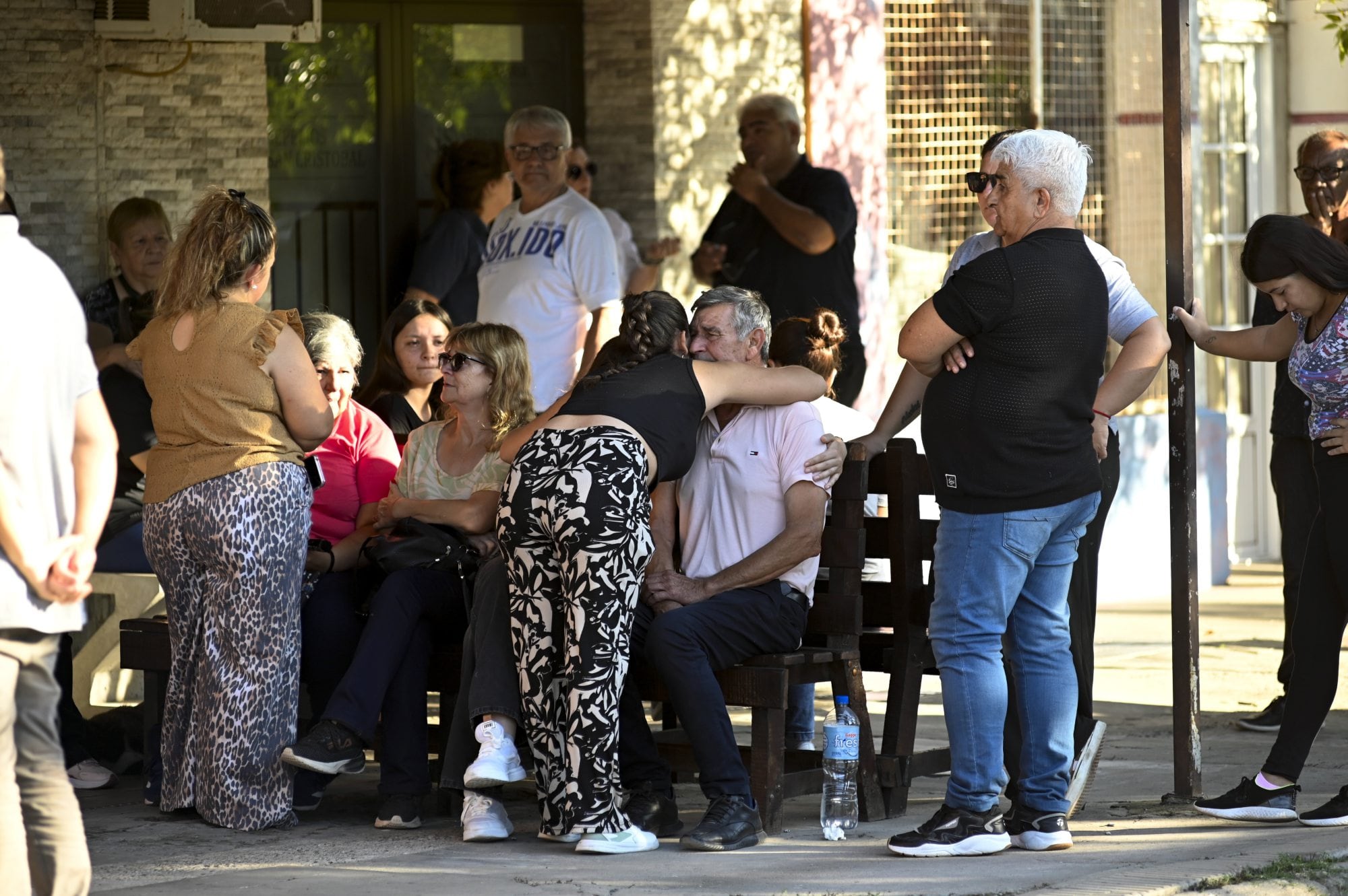 El abuelo del joven es consolado por un familiar
