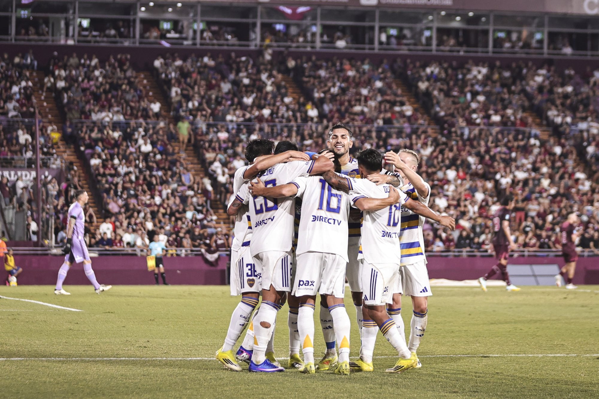 El festejo de casi todo Boca tras el gol de Miguel Merentiel (16), para el 2-0 parcial del Xeneize ante Lanús