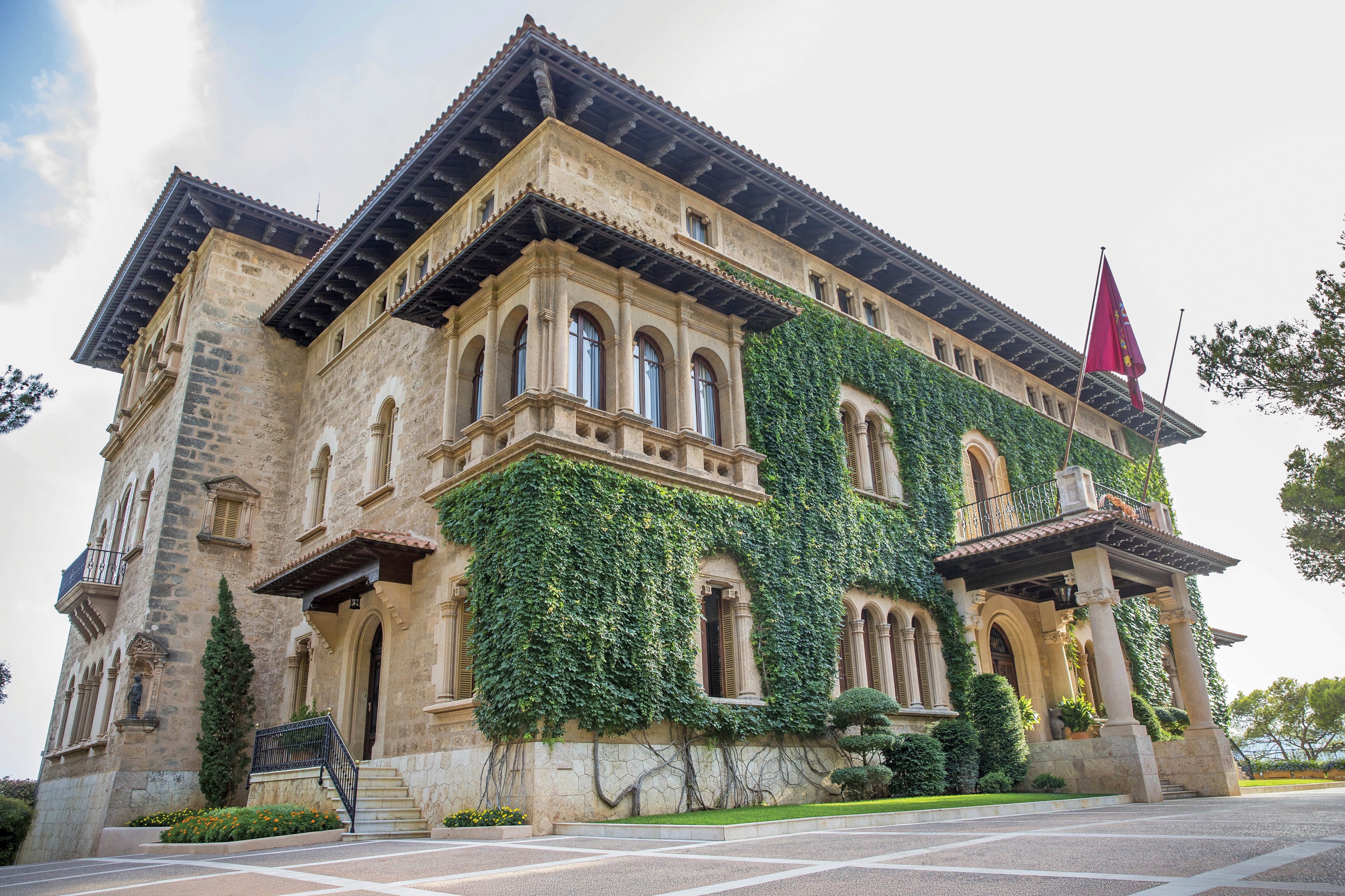 El Palacio de Marivent está ubicado en la Cala Major, en Palma de Mallorca, y es la residencia de verano de la familia real española desde los años 70. Su nombre en catalán significa ‘mar y viento’ y fue construido entre 1923 y 1925 por encargo del pintor y coleccionista Joan de Saridakis