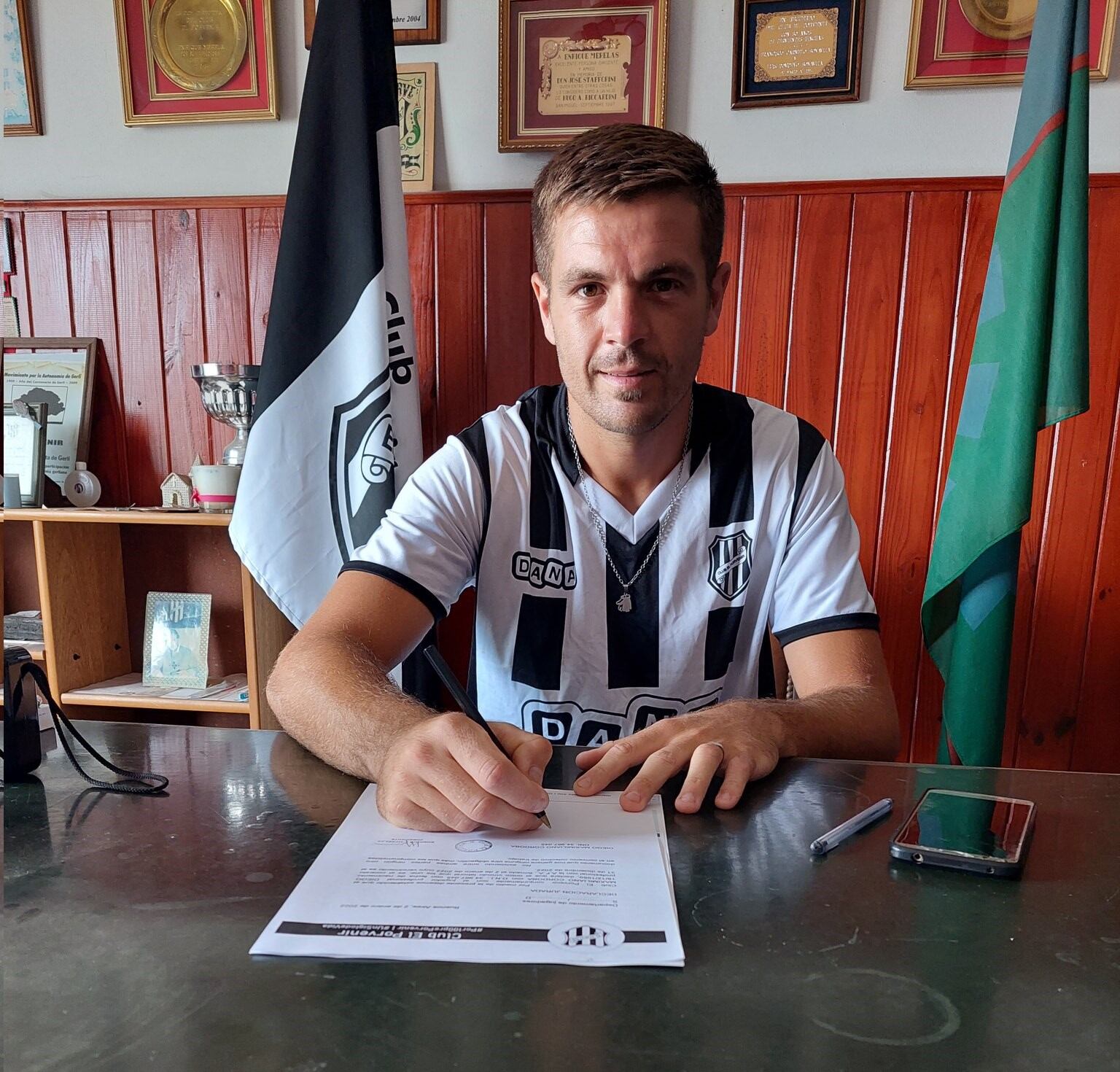 El arquero Diego Córdoba, firmando en El Porvenir en diciembre de 2021: en 2022 contó que le habían ofrecido dinero por dejarse hacer goles y destapó una olla a presión