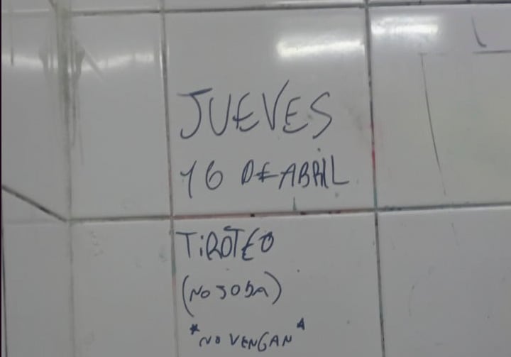 Inscripciones en un baño con amenaza de tiroteo de la Escuela Técnica 9 D.E.7 Ing. Huergo, del barrio de Caballito.