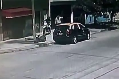 A plena luz del día: un prefecto se tiroteó con motochorros, recibió tres balazos e hirió a un ladrón de solo 16 años