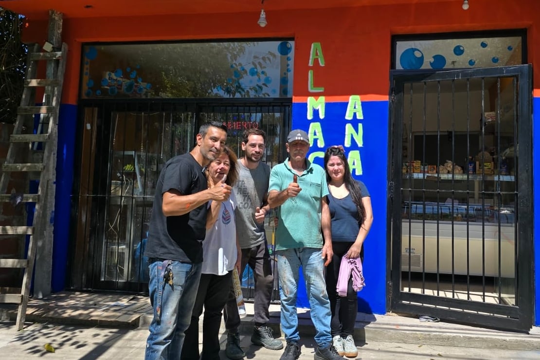 El pintor que le devuelve la esperanza a pequeños comerciantes de barrios vulnerables: “Solo quiero que les vaya bien”