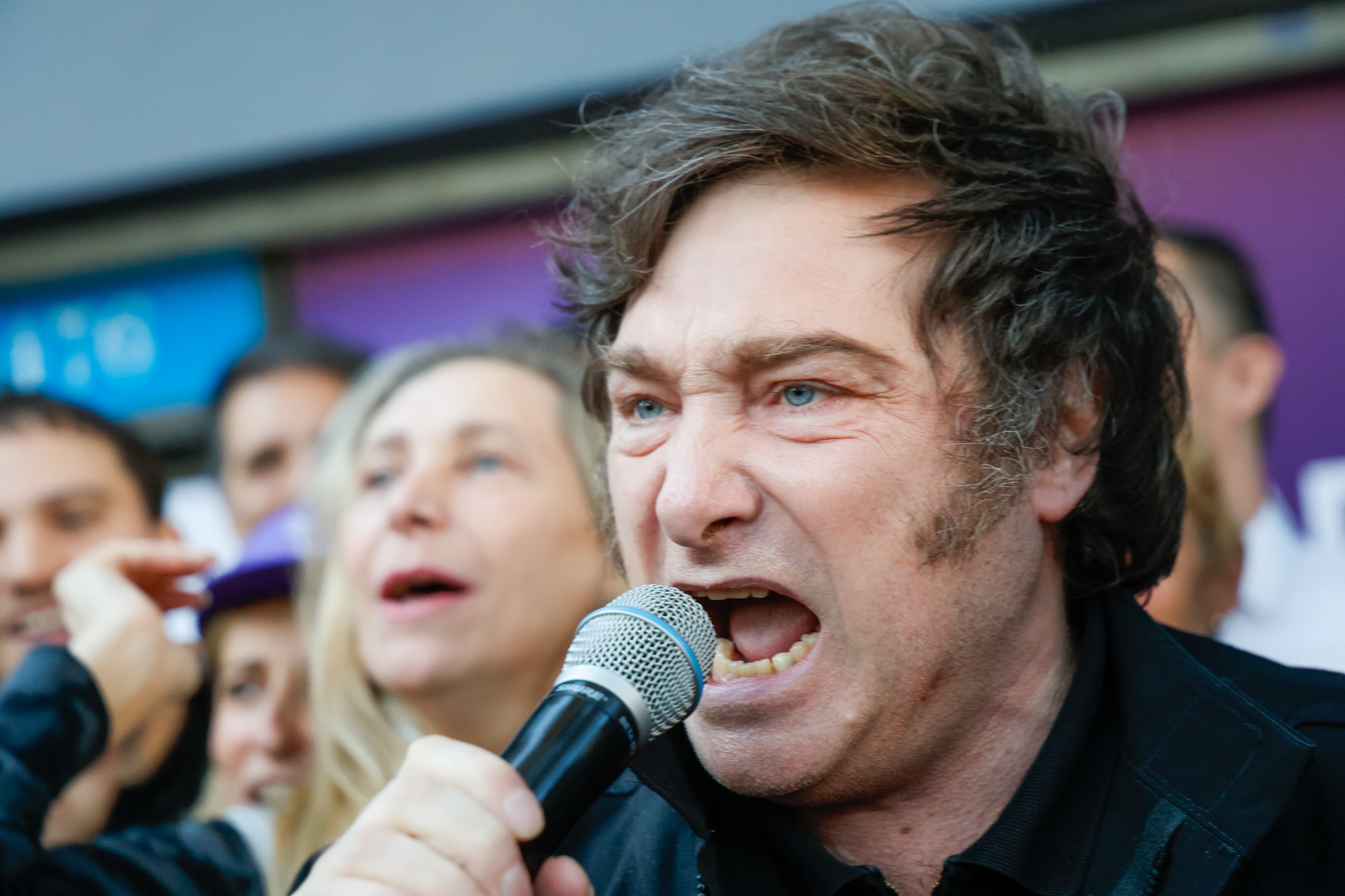 Recorrida de Manuel Adorni junto a Javier y Karina Milei, por el barrio de Belgrano