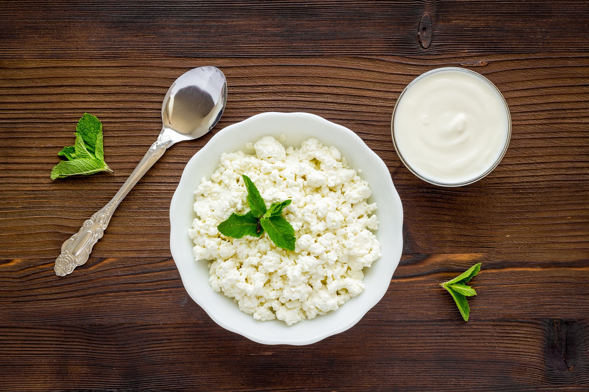 Tanto el queso cottage como el yogur griego son alimentos completos que aportan los aminoácidos esenciales y proteínas de alta calidad biológica