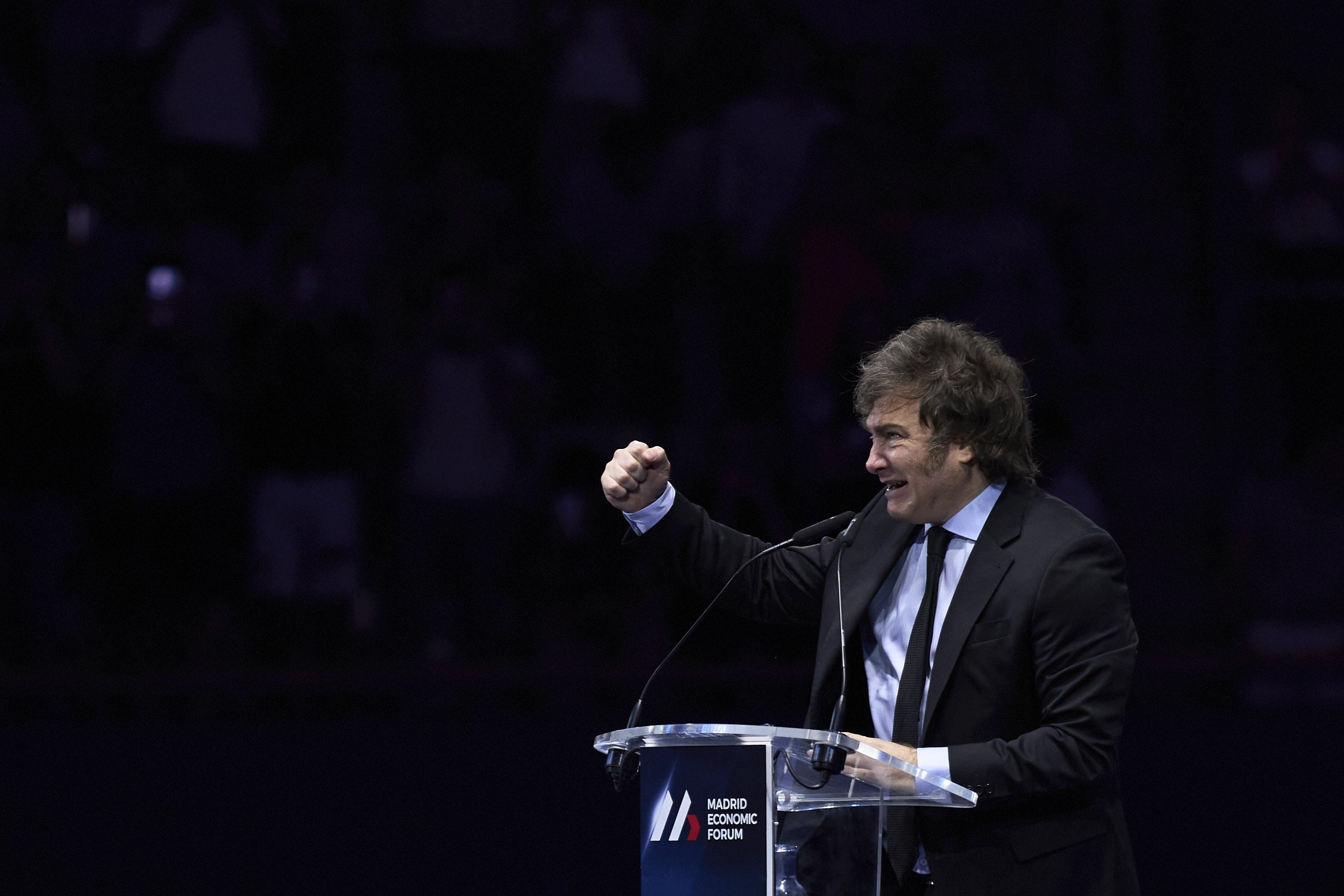 Milei, con el puño cerrado, recibe el saludo de sus seguidores