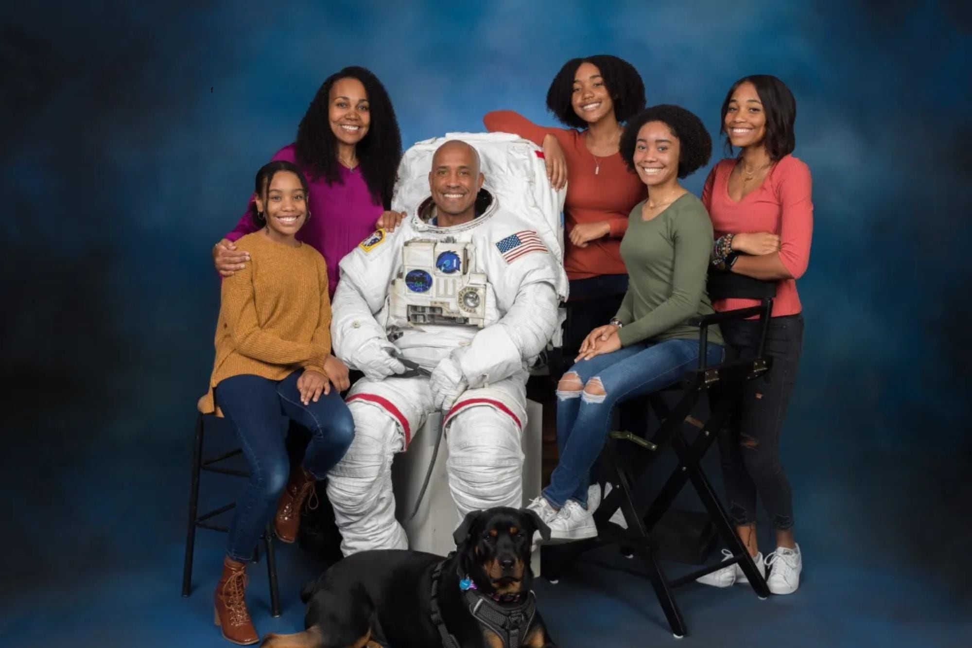 Victor Glover es padre de cuatro hijas y destaca el rol clave de su familia en su carrera espacial (Foto: NASA)