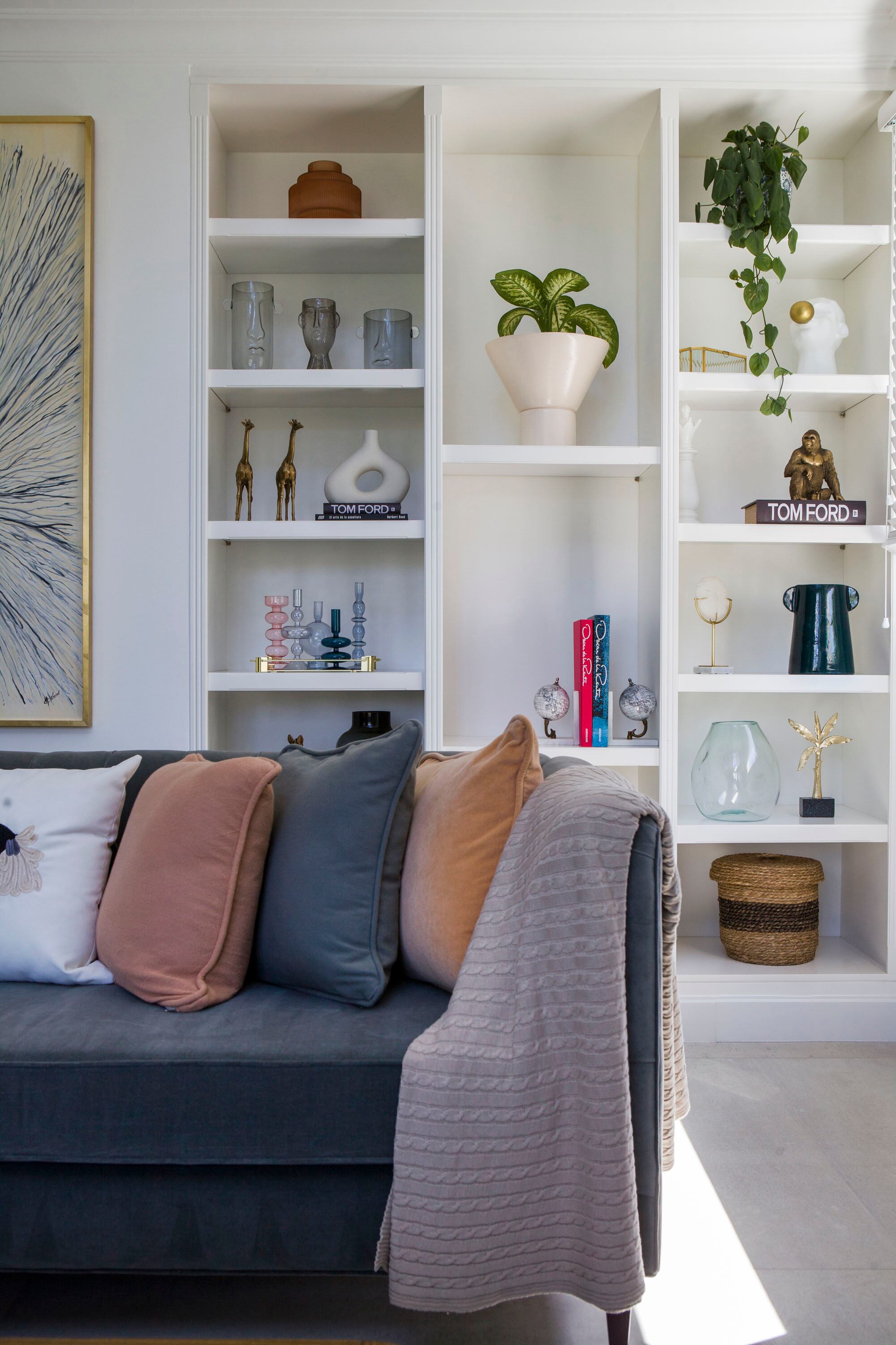 Sofá de terciopelo teñido a mano, almohadones lisos y manta (todo de Agustina Cerato).