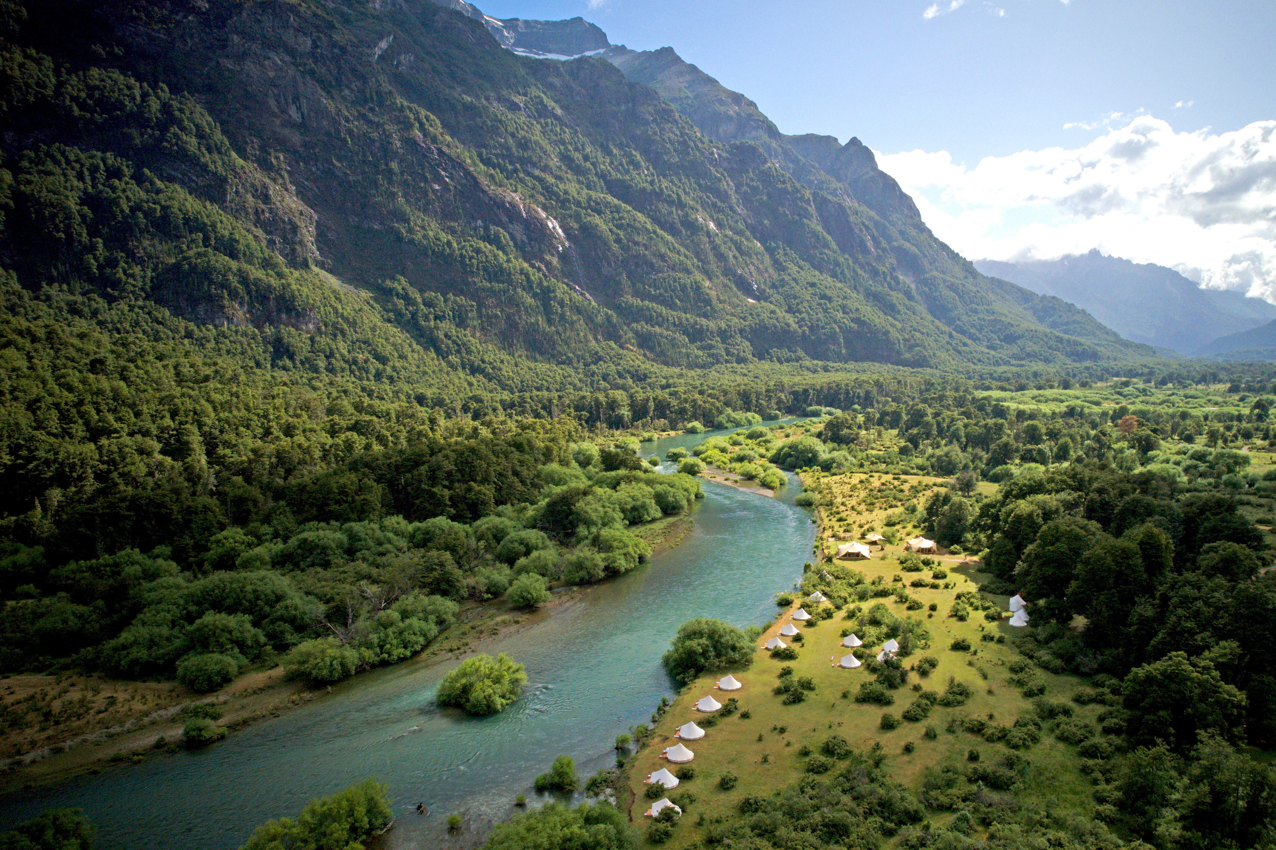Vista aérea del Río Manso Camp, a orillas del río Manso.