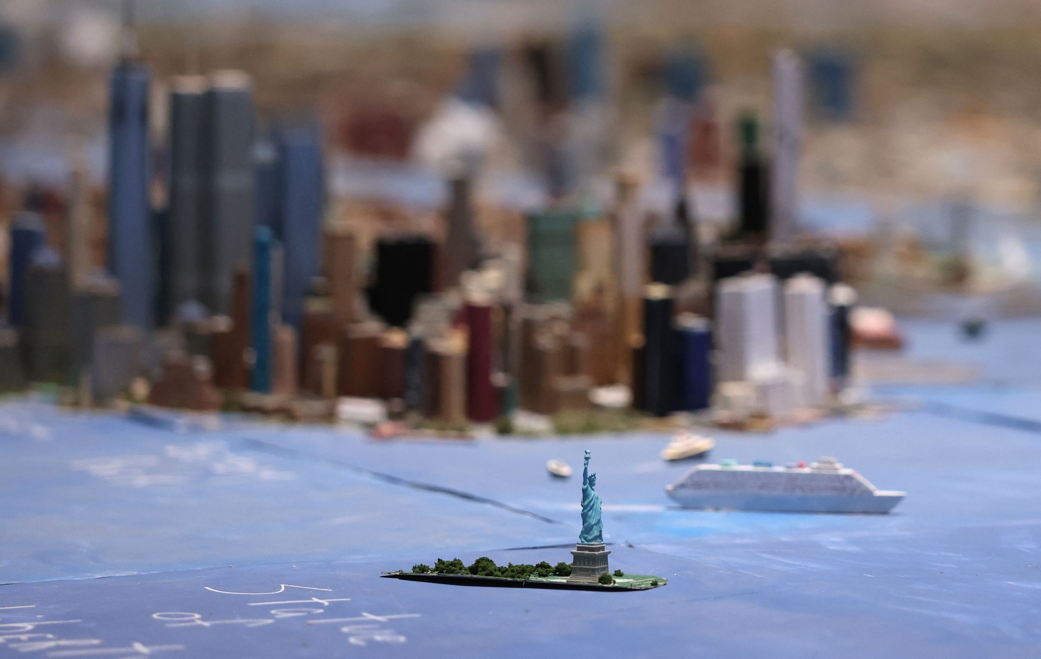 En escala: una vista de la Estatua de la Libertad, con Manhattan de fondo