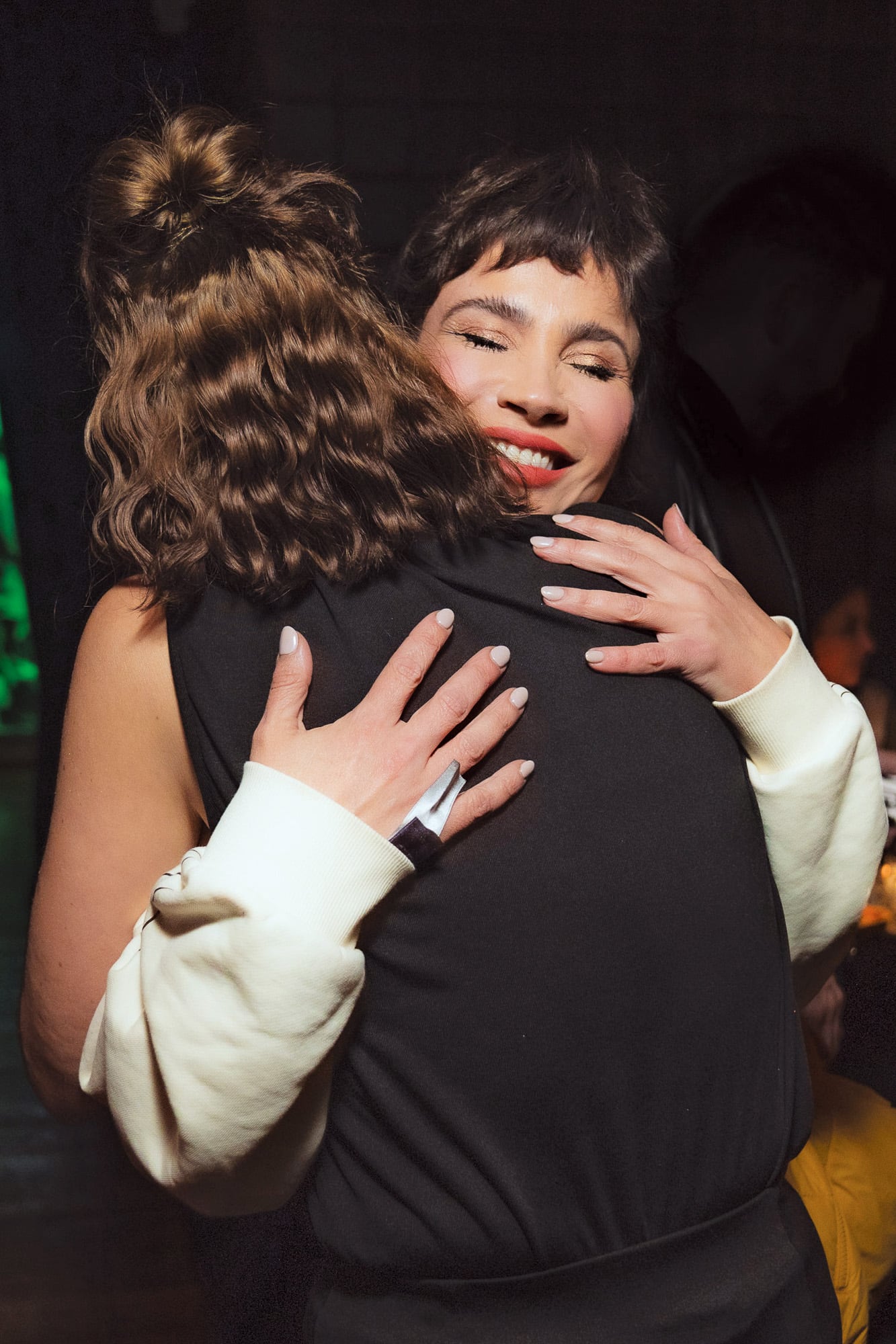 Al llegar a la fiesta, Celeste Cid abraza fuerte a Brenda
