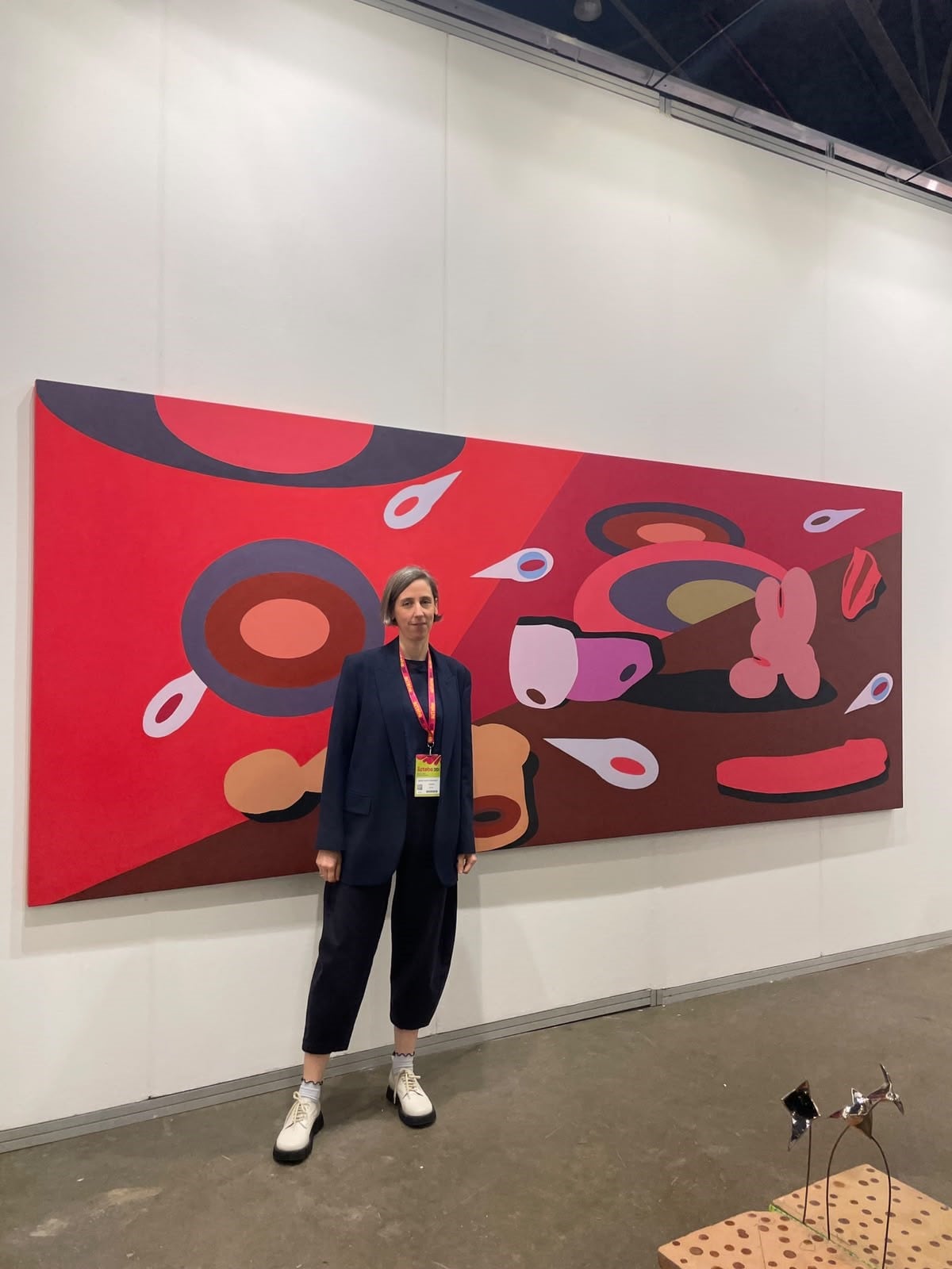 Sofía Dourron con obra de Cristina Schiavi en W