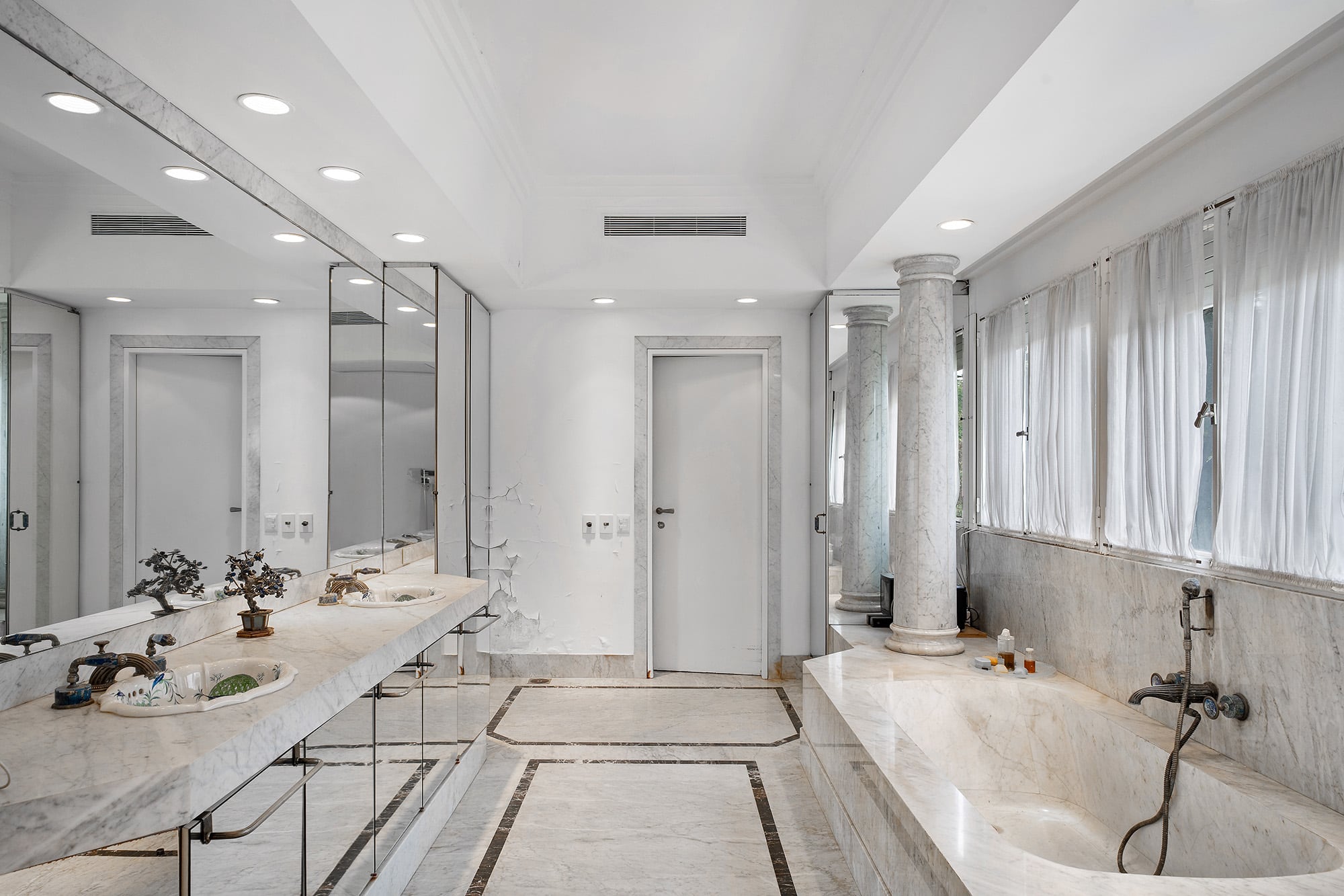 Una de las características que más llama la atención de la vivienda es que tiene 12 baños