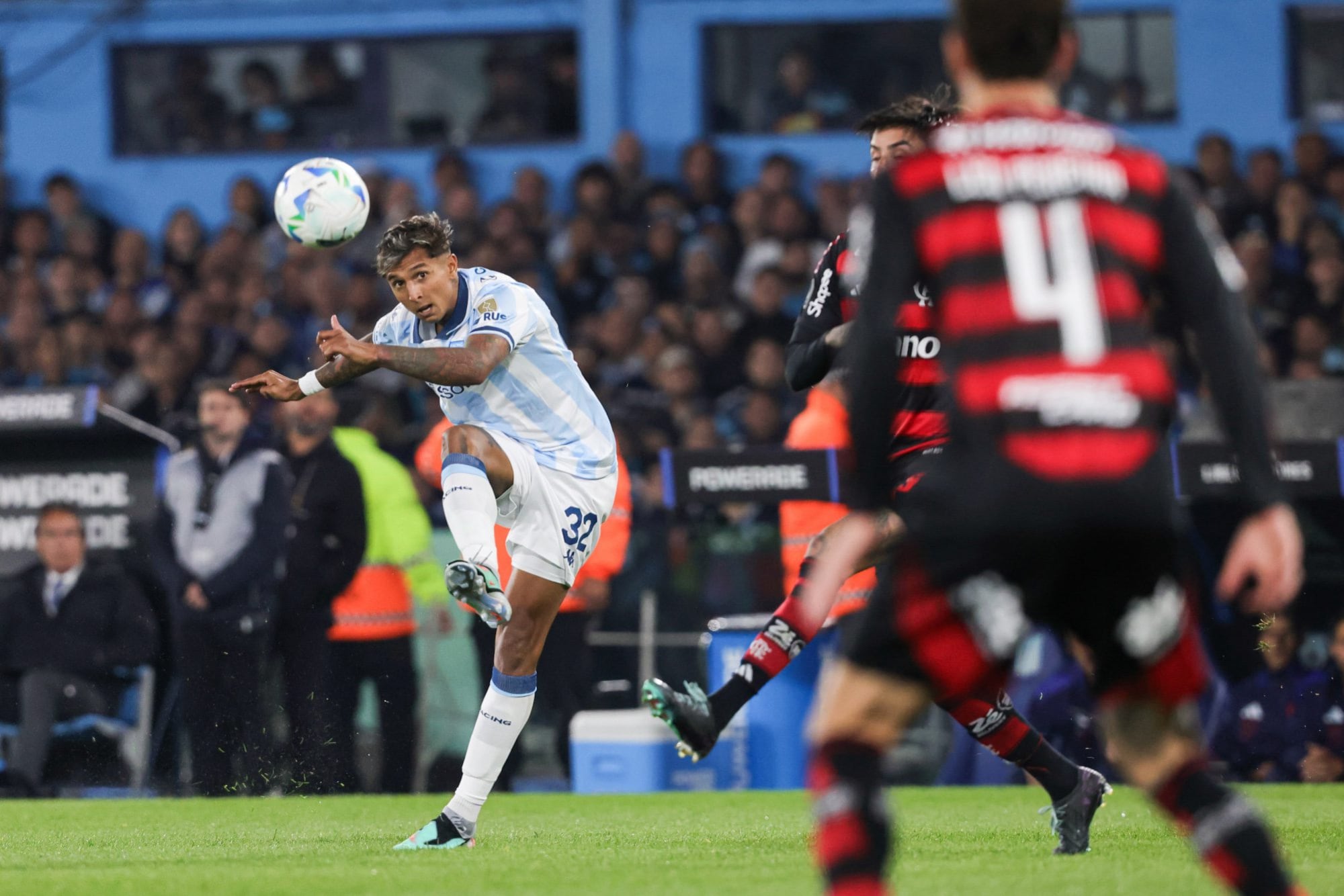 Agustín Almendra fue el único jugador de Racing que intentó con remates desde afuera del área